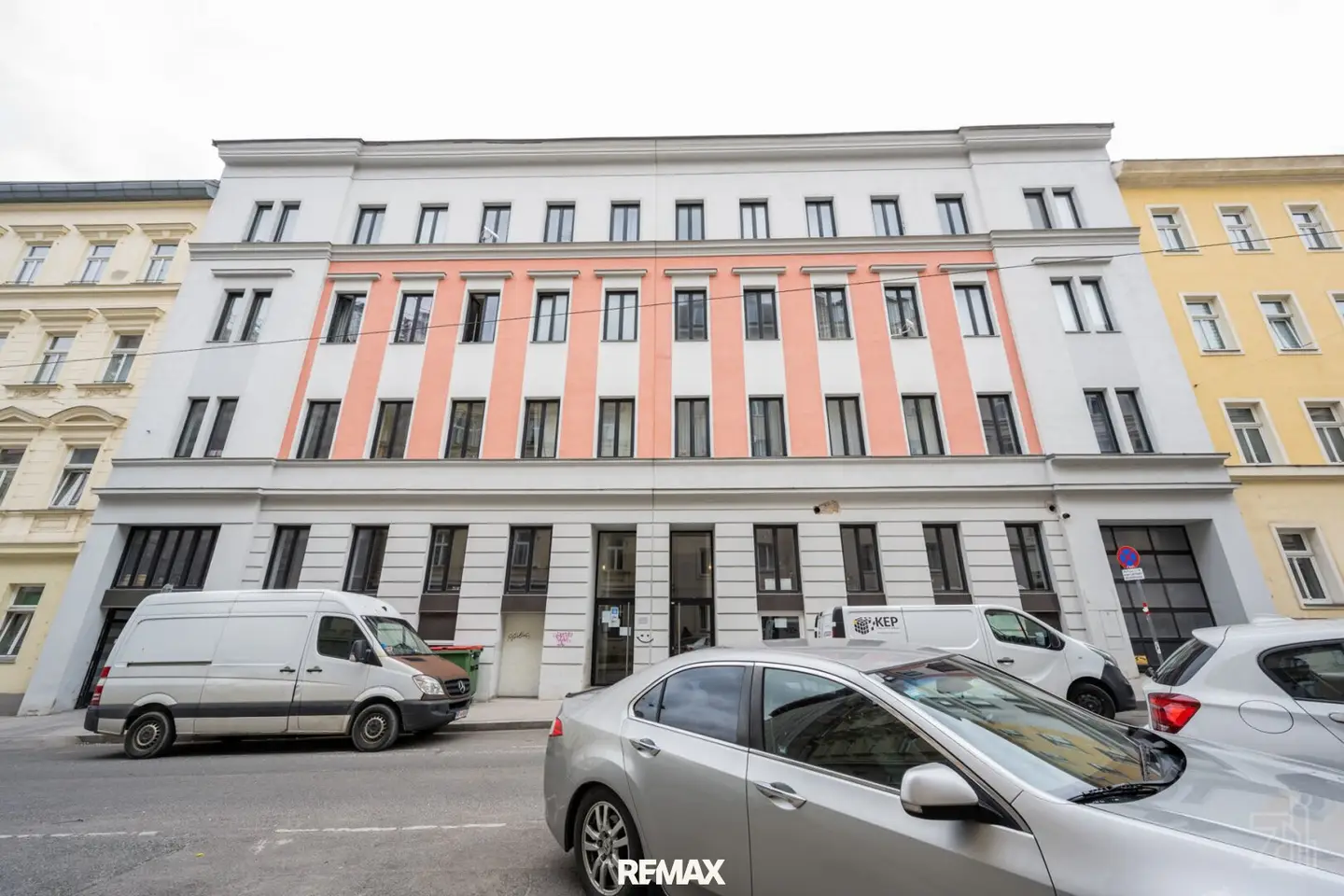 Apartment in a modernized old building with built in kitchen