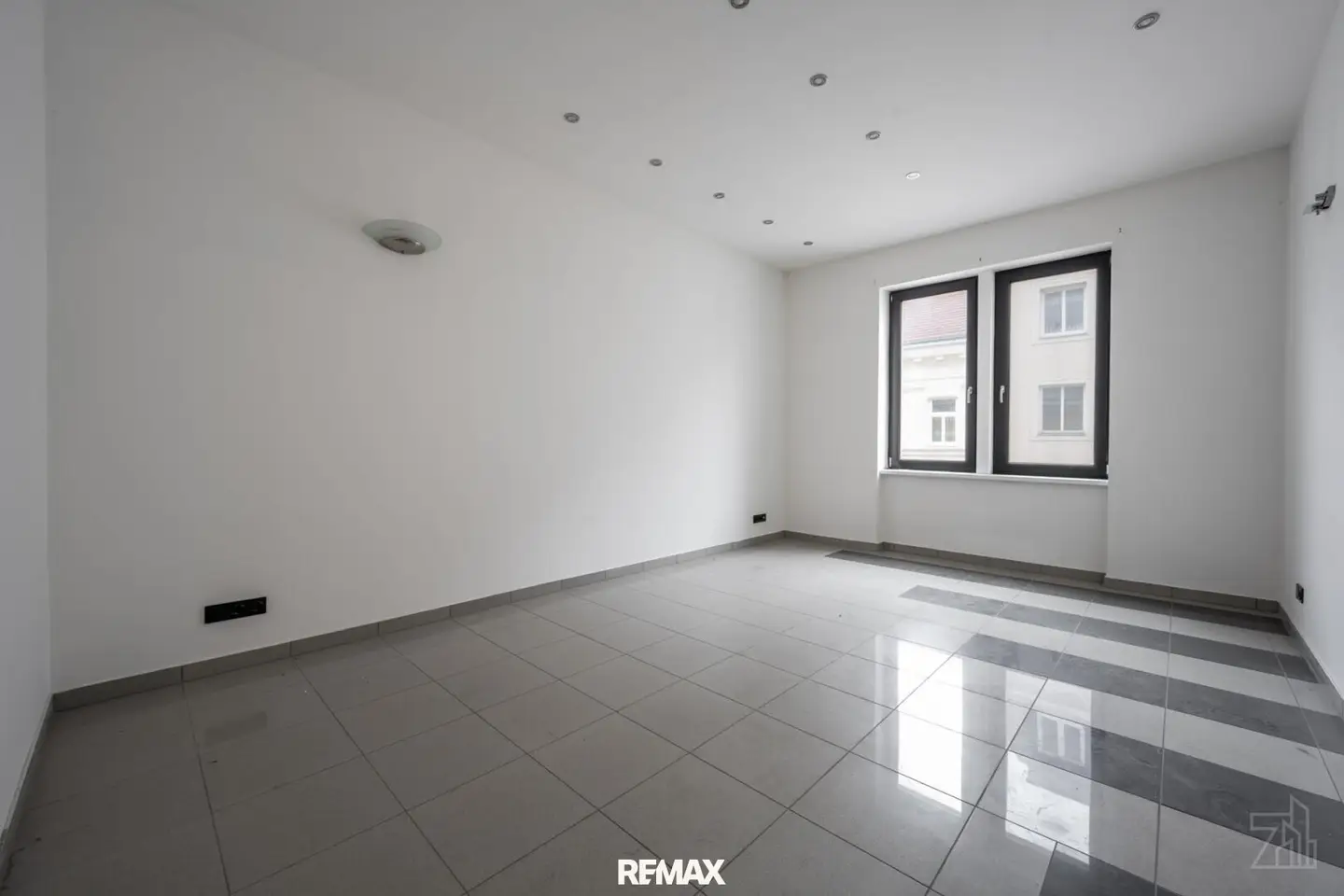 Apartment in a modernized old building with built in kitchen