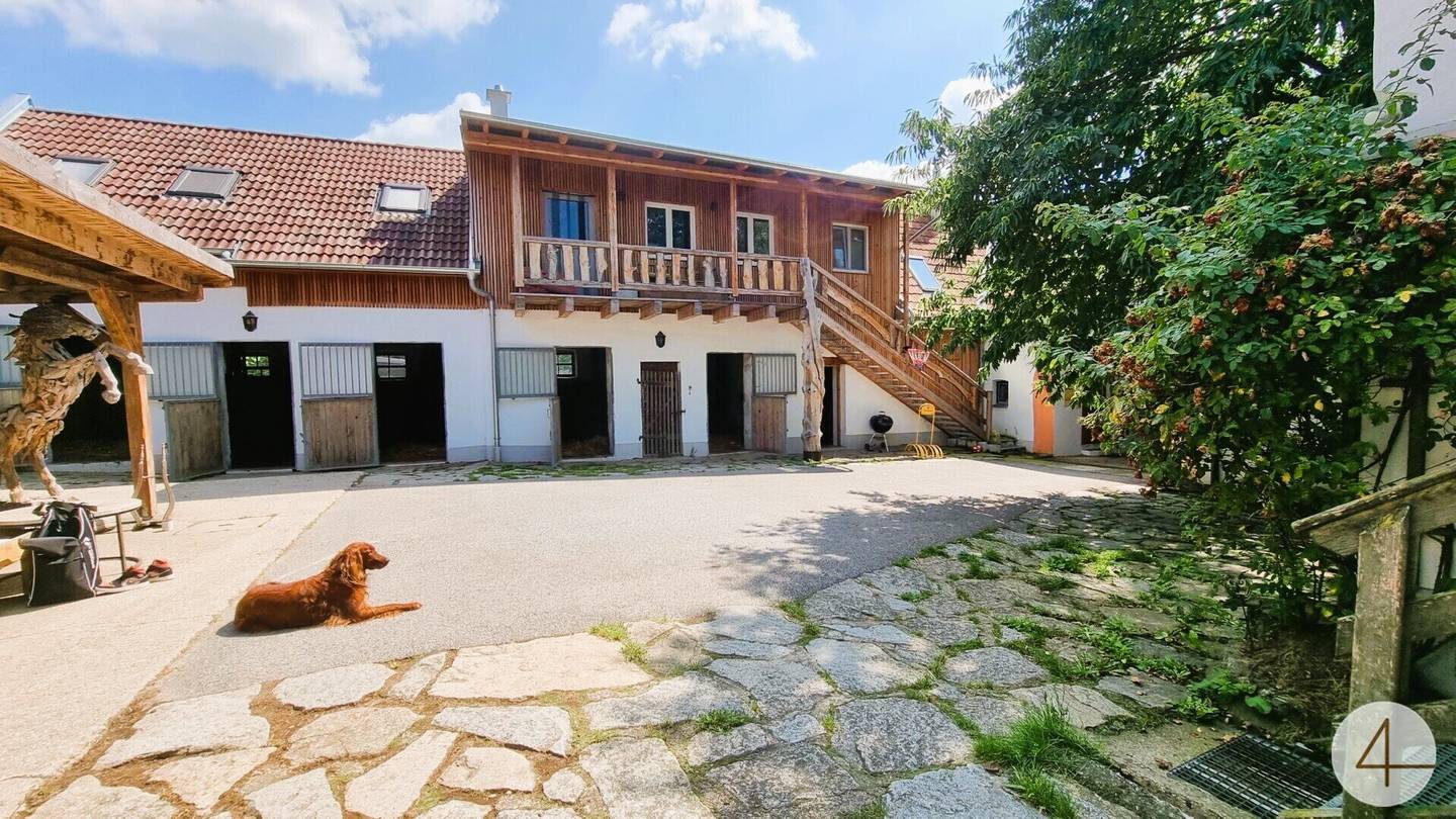 Pferdehof in ruhiger Windigsteig-Lage, Bauernhaus, Reithalle