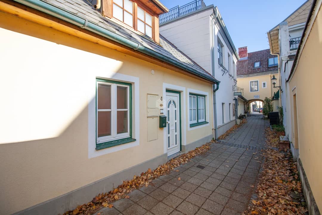 Landhausstil-Haus in Baden: Teilrenovierungsbedarf in Fußgängerzone