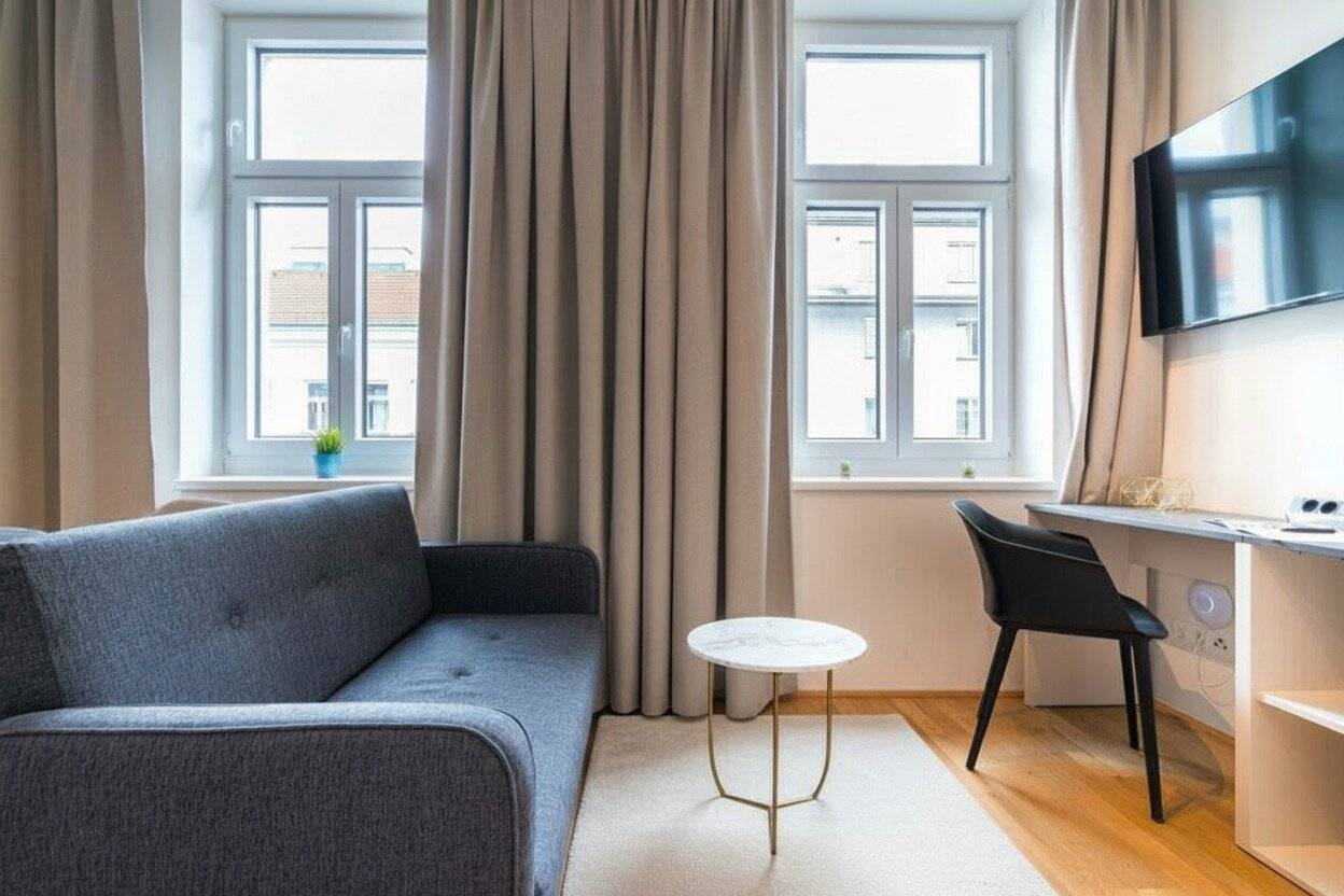 Top floor apartment with loggia near AKH
