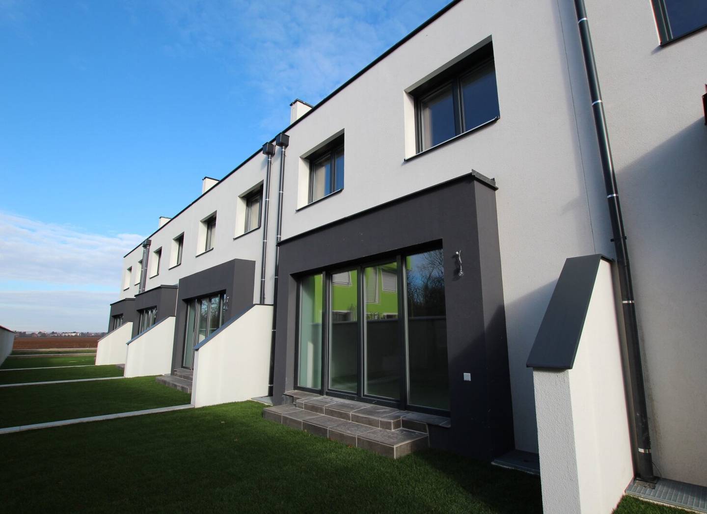 Investor House: Modern rented dream property in Strasshof - 5 rooms, garden, terraces and more for only €349,000.00