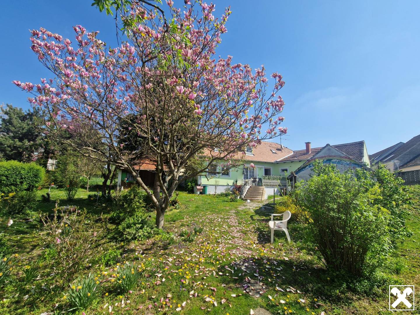 RARITÄT IN HOLLABRUNN: CHARMANTES, SANIERUNGSBEDÜRTIGES LANDHAUS MIT BAULANDRESERVE IN SEHR GUTER WOHNLAGE MIT HERRLICHEM GARTEN SAMT ALTBAUMBESTAND