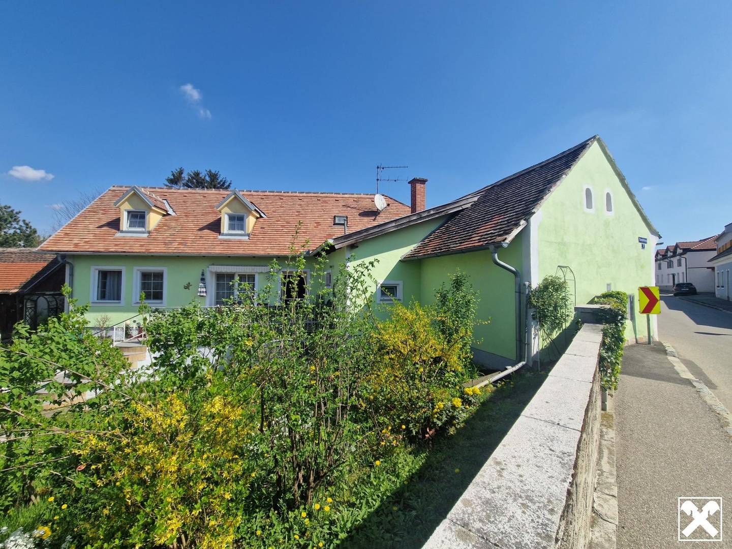 RARITÄT IN HOLLABRUNN: CHARMANTES, SANIERUNGSBEDÜRTIGES LANDHAUS MIT BAULANDRESERVE IN SEHR GUTER WOHNLAGE MIT HERRLICHEM GARTEN SAMT ALTBAUMBESTAND