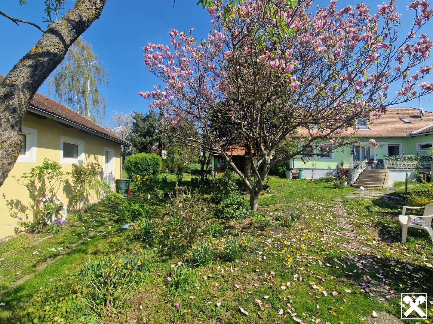 RARITÄT IN HOLLABRUNN: CHARMANTES, SANIERUNGSBEDÜRTIGES LANDHAUS MIT BAULANDRESERVE IN SEHR GUTER WOHNLAGE MIT HERRLICHEM GARTEN SAMT ALTBAUMBESTAND