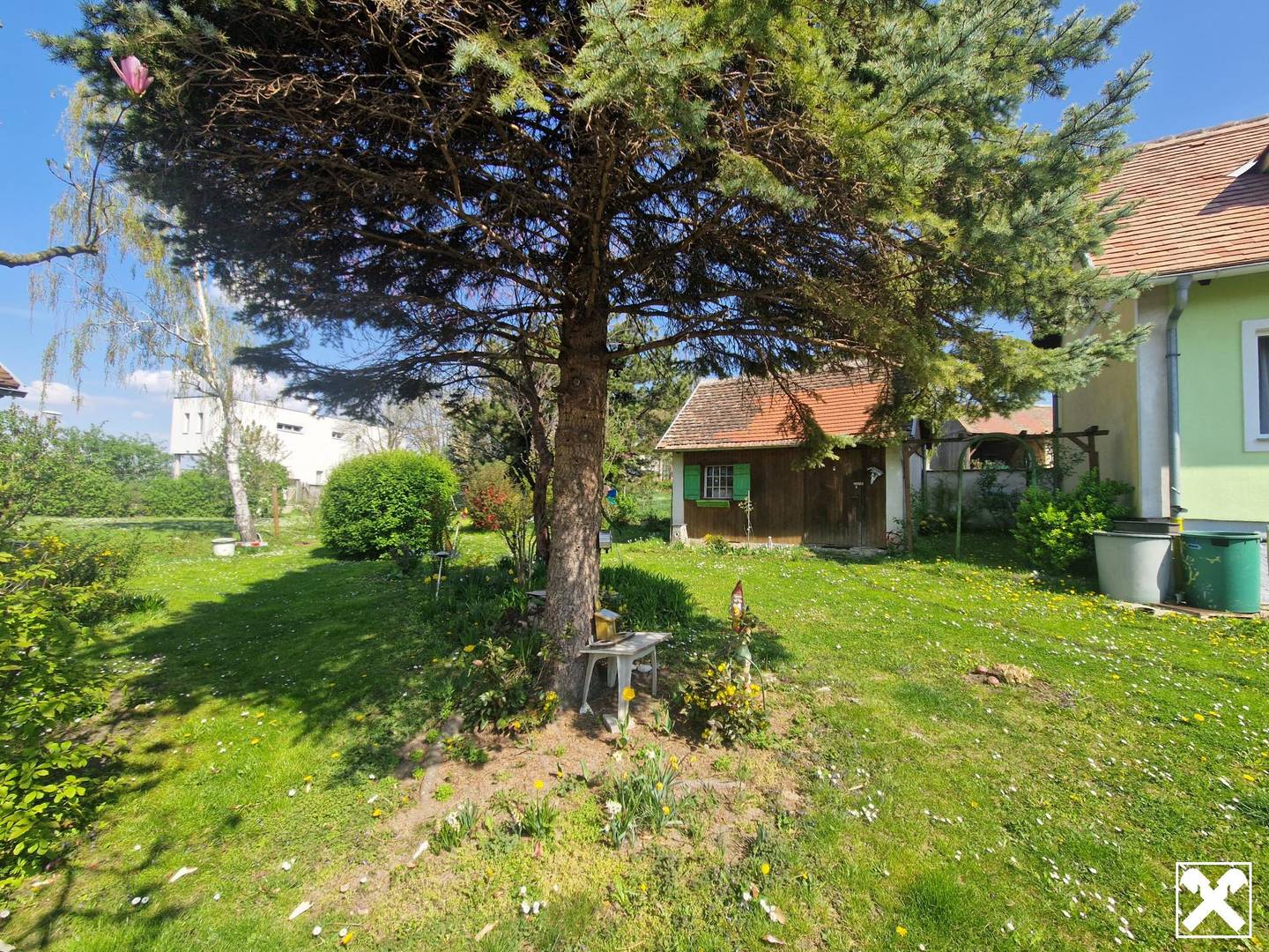 RARITÄT IN HOLLABRUNN: CHARMANTES, SANIERUNGSBEDÜRTIGES LANDHAUS MIT BAULANDRESERVE IN SEHR GUTER WOHNLAGE MIT HERRLICHEM GARTEN SAMT ALTBAUMBESTAND