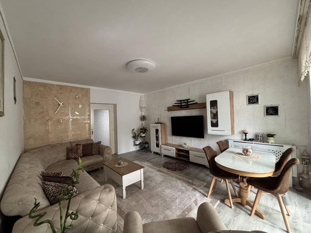 Wohnung mit verglaster Loggia und Lift