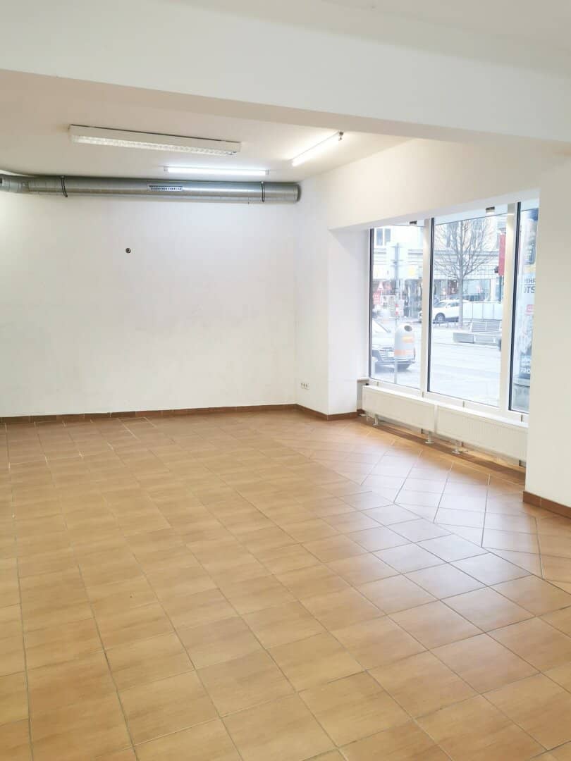 Retail space with display windows on Thaliasstraße