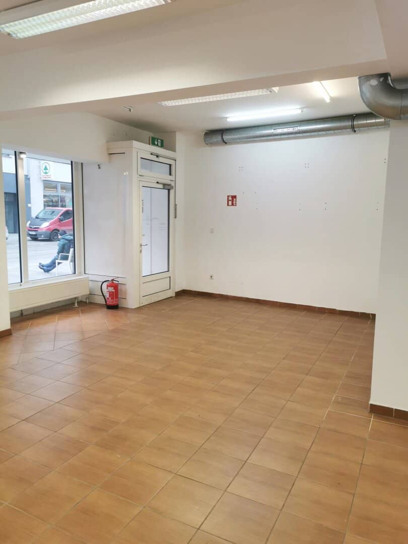 Retail space with display windows on Thaliasstraße