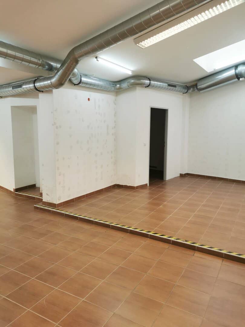 Retail space with display windows on Thaliasstraße