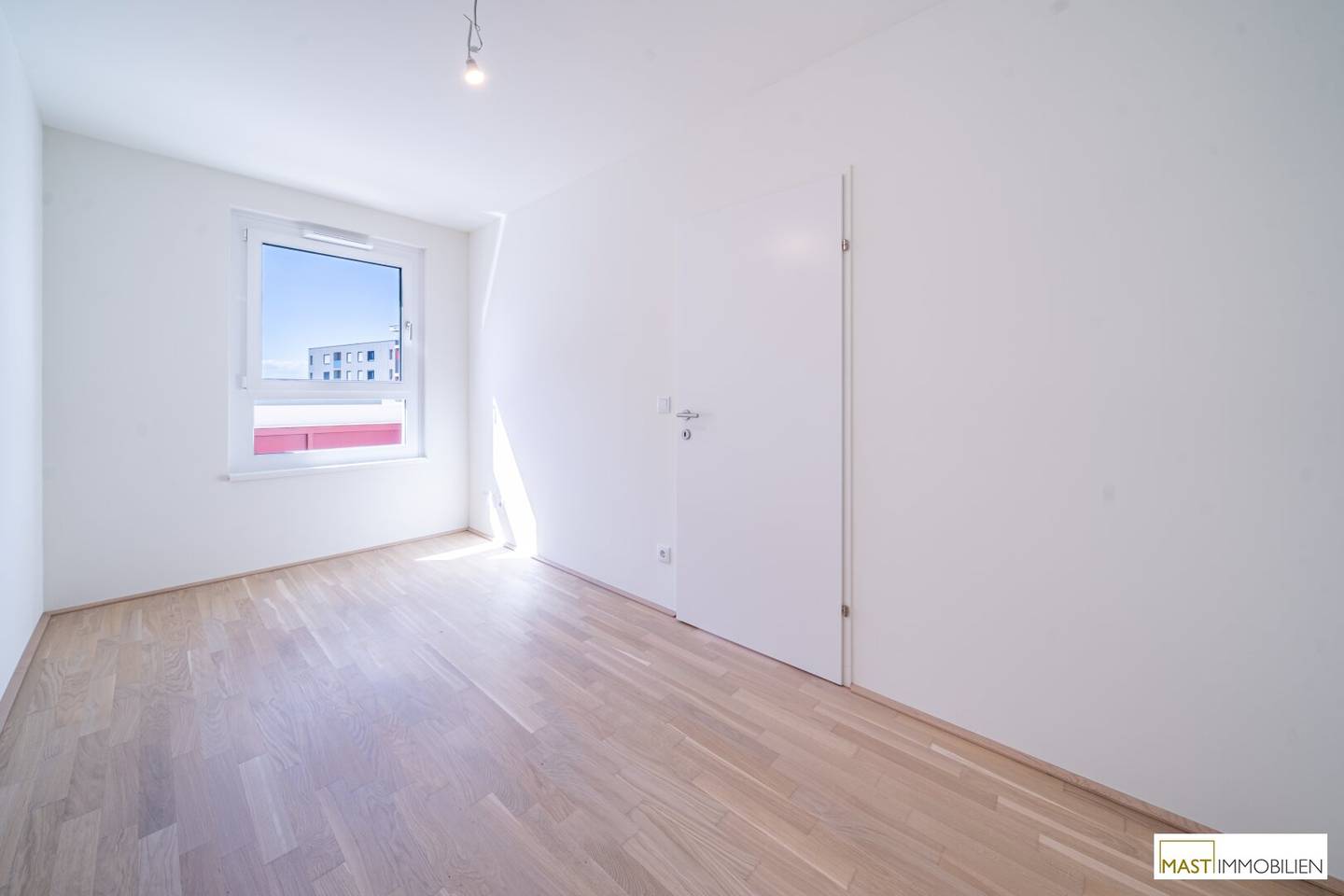 Top floor apartment with balcony no commission