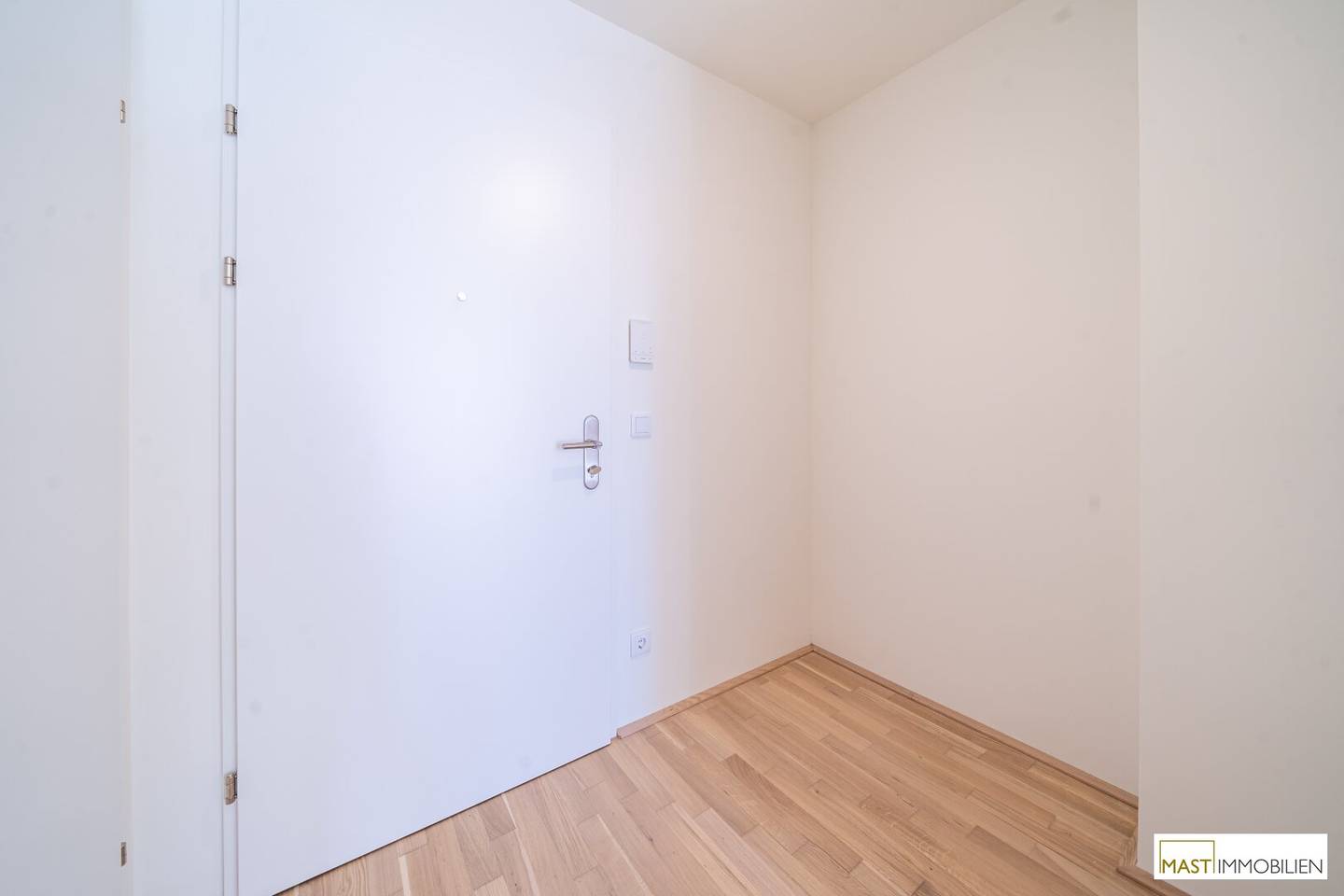 Top floor apartment with balcony no commission