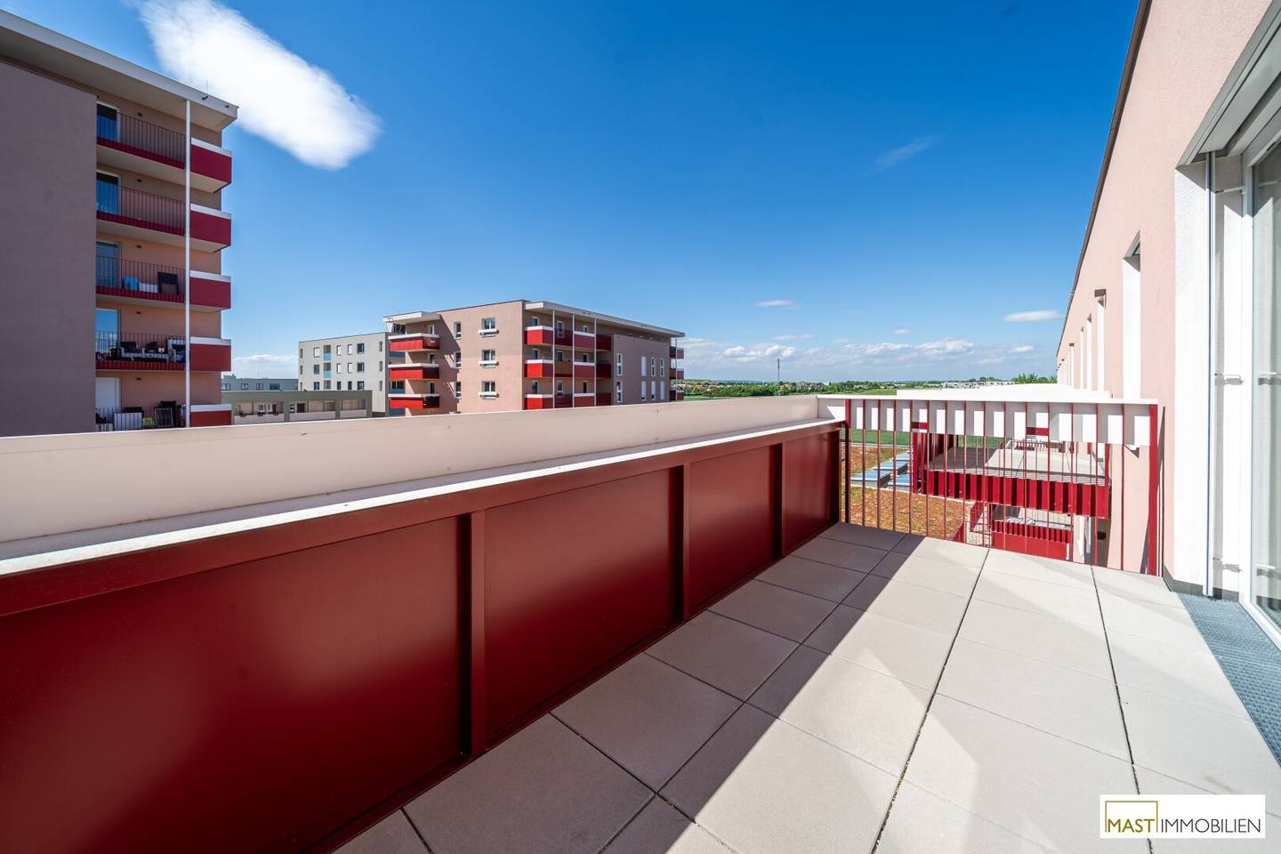 Top floor apartment with balcony no commission