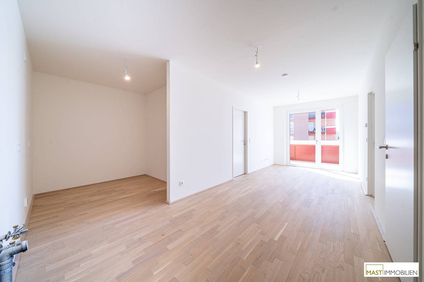 Top floor apartment with balcony no commission