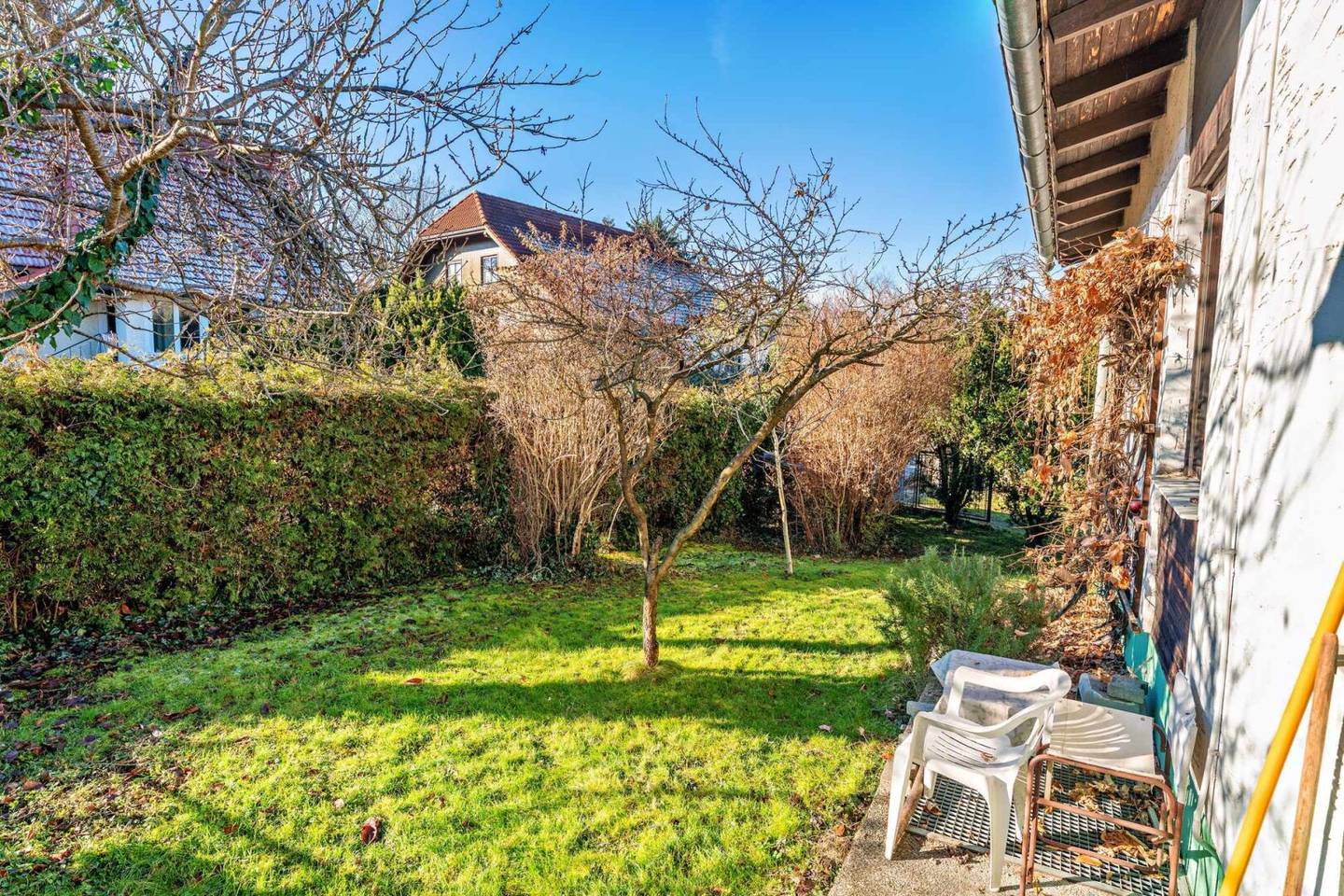 Quiet building plot in a good location with existing building