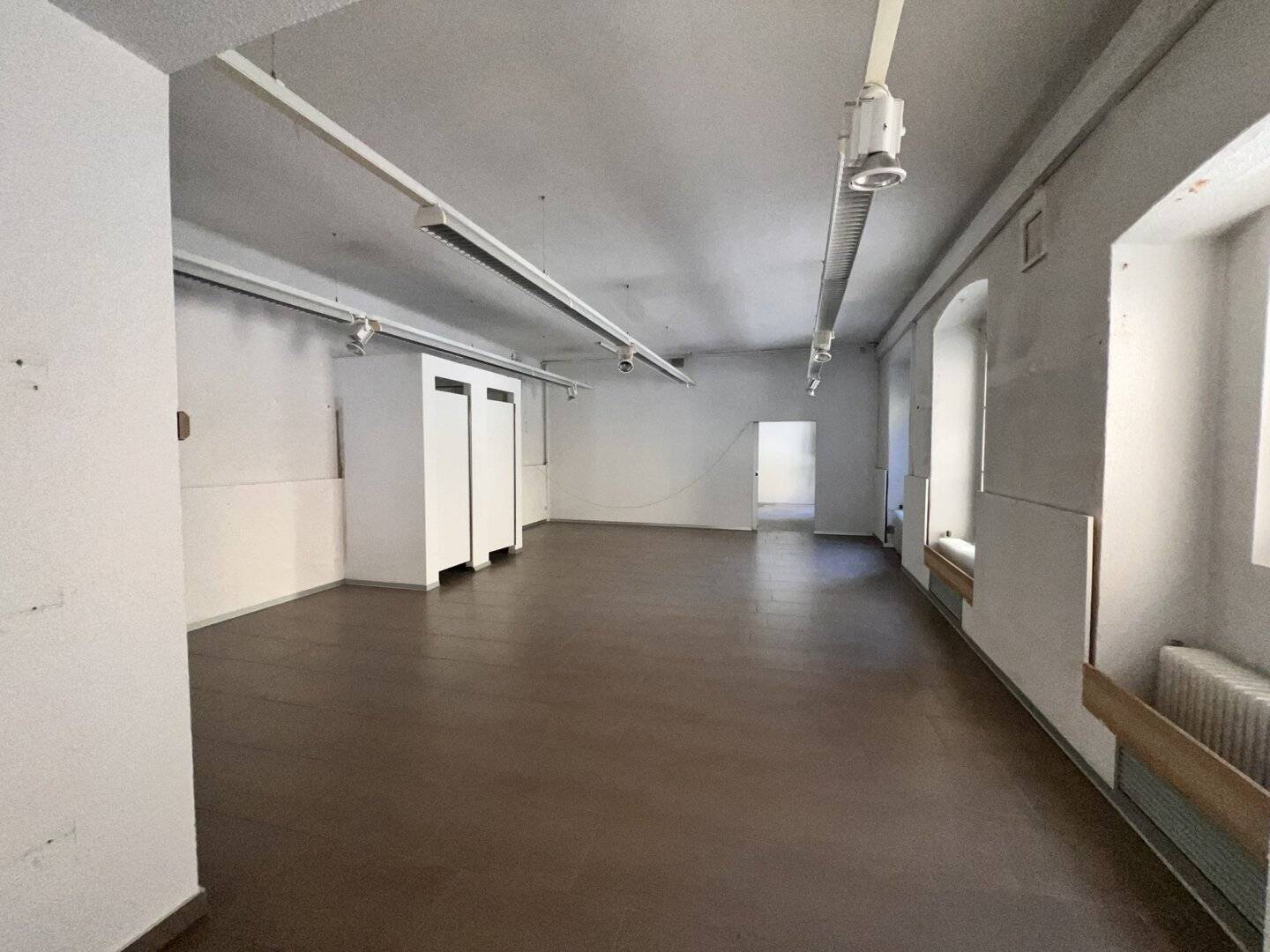 222 m² Erdgeschäftslokal am Hauptplatz Judenburg – helle Räume