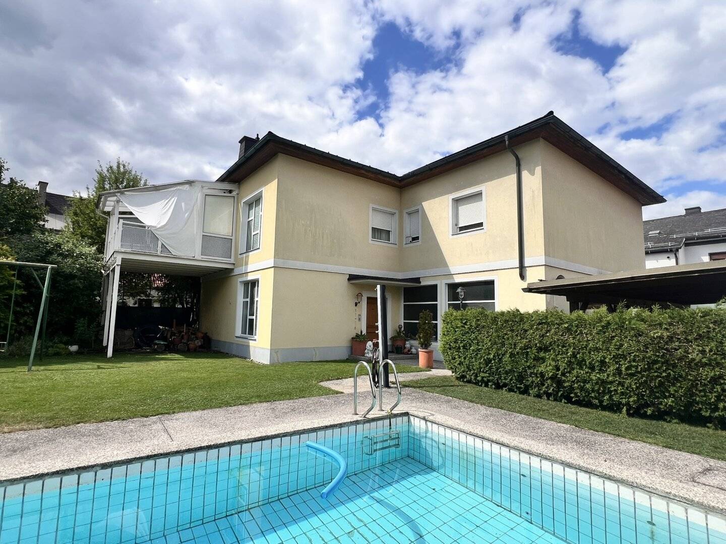 Einzigartige Gewerbeliegenschaft mit Wohnhaus, Pool und Mieteinnahmen in Zeltweg