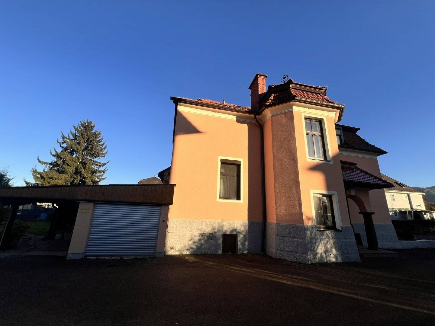 Traumhaus mit wunderschönem Garten in ruhiger Lage mit Doppelcarport