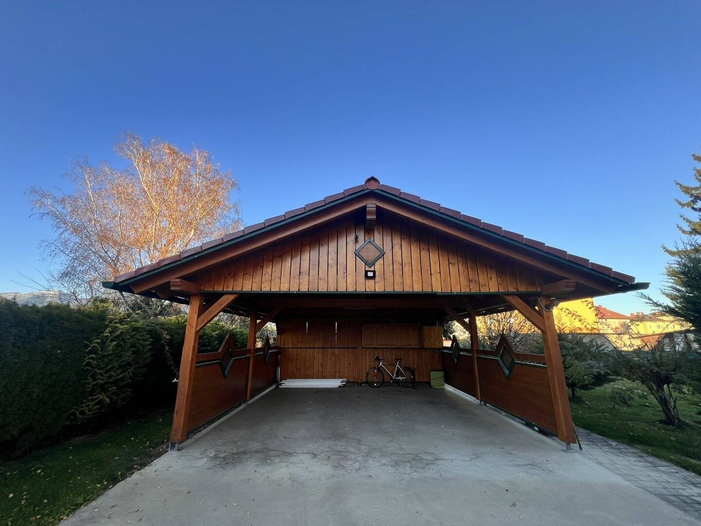 Traumhaus mit wunderschönem Garten in ruhiger Lage mit Doppelcarport