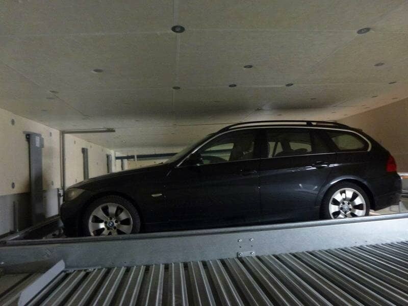 Garage space in the center of Kaisermühlen,