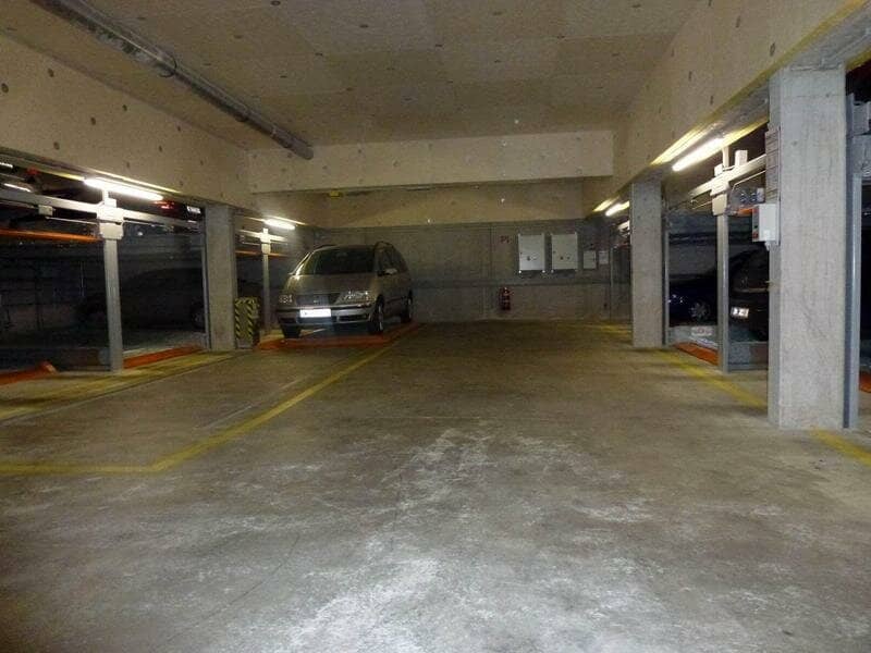 Garage space in the center of Kaisermühlen,