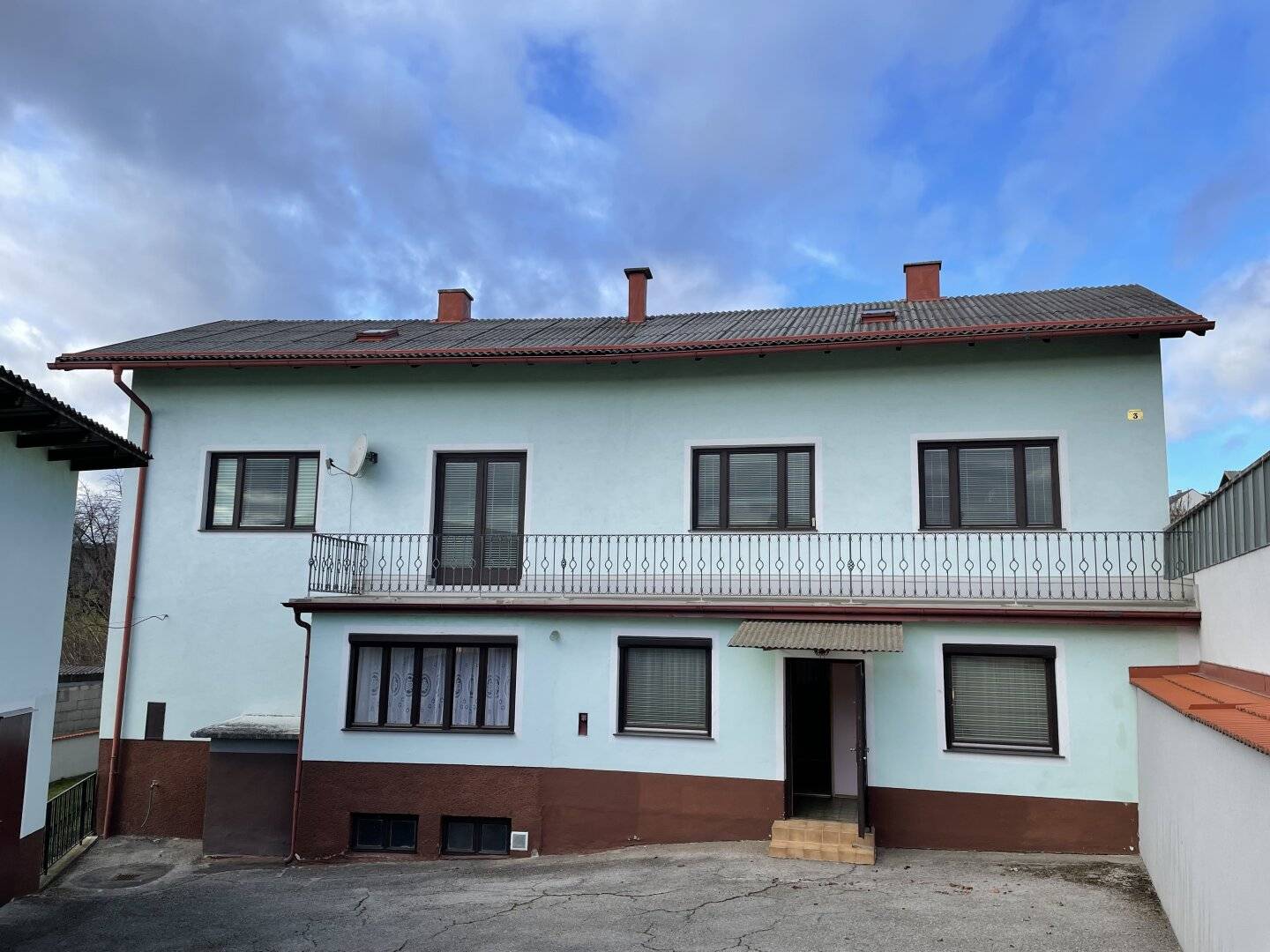 RESERVIERT !! -- GROSSES EINFAMILIEN-HAUS MIT AUSBAU-MÖGLICHKEIT -- NEBENGEBÄUDE -- GROSSER INNENHOF -- RUHELAGE!