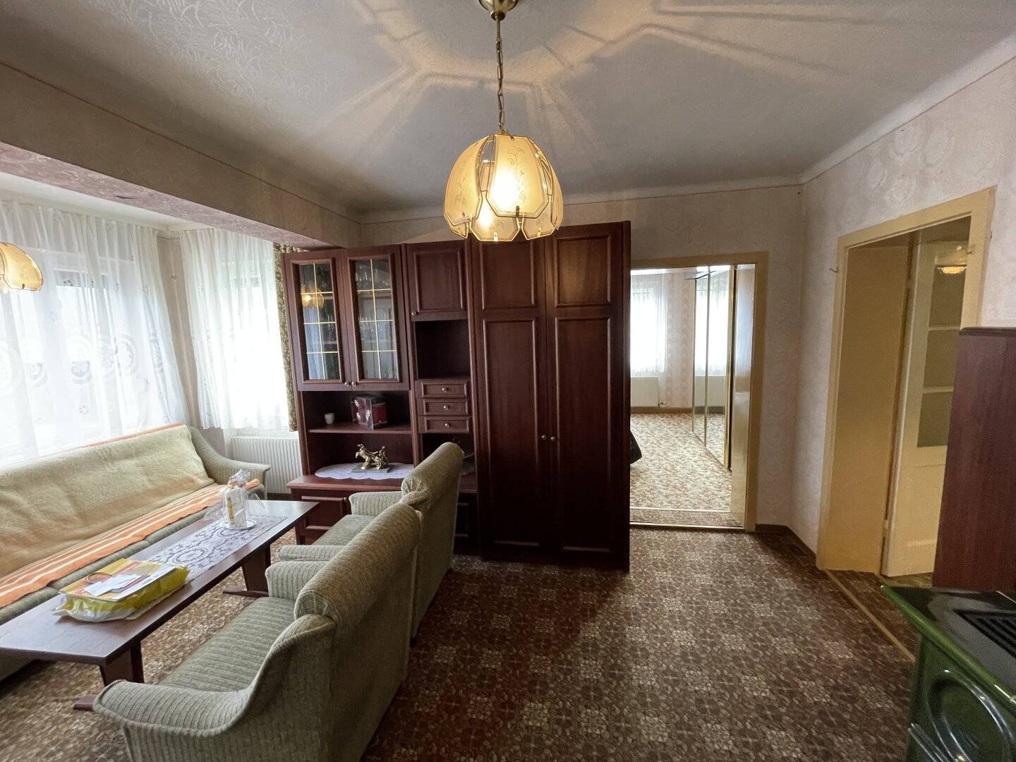 RESERVIERT !! -- GROSSES EINFAMILIEN-HAUS MIT AUSBAU-MÖGLICHKEIT -- NEBENGEBÄUDE -- GROSSER INNENHOF -- RUHELAGE!