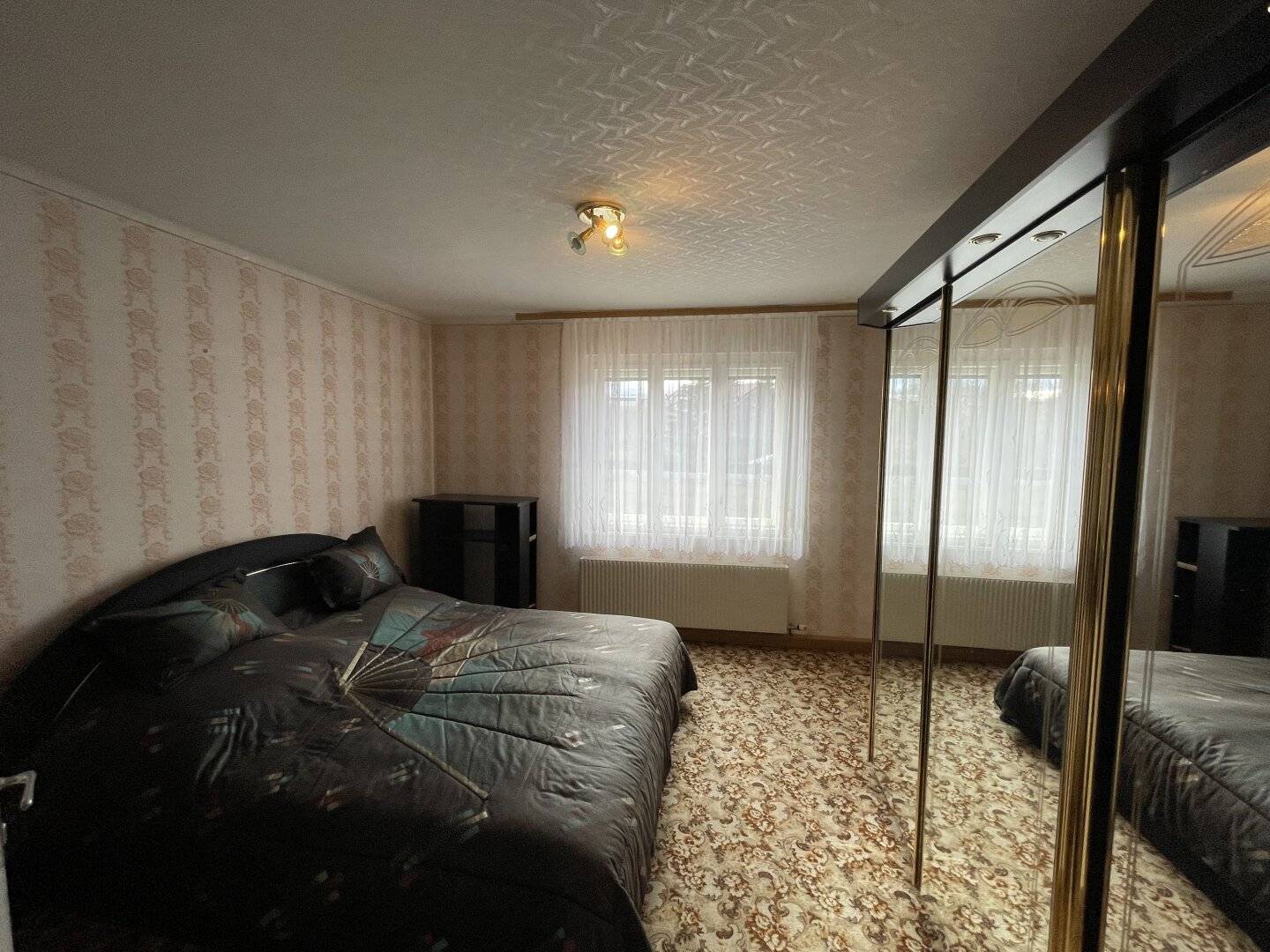RESERVIERT !! -- GROSSES EINFAMILIEN-HAUS MIT AUSBAU-MÖGLICHKEIT -- NEBENGEBÄUDE -- GROSSER INNENHOF -- RUHELAGE!