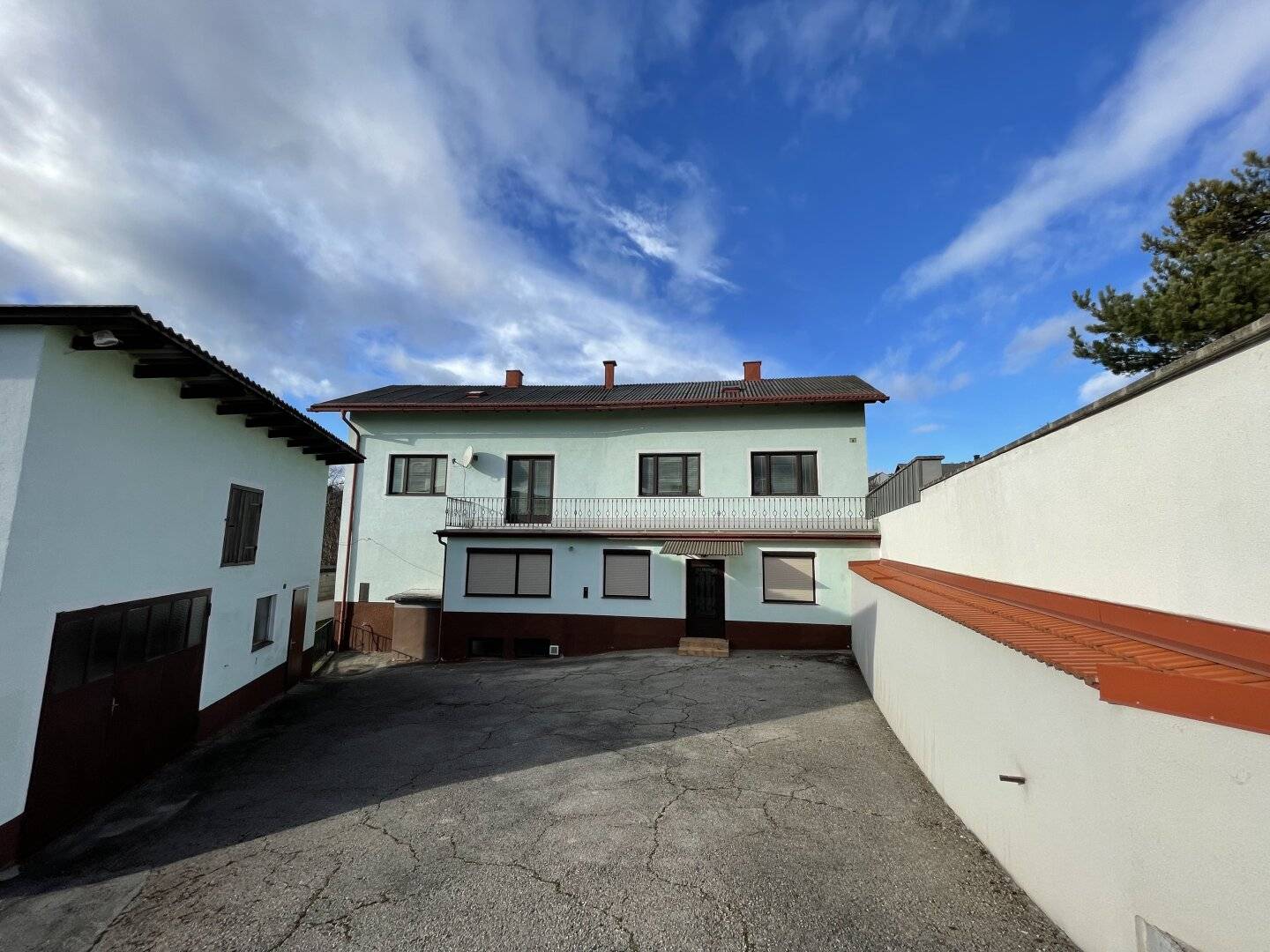 RESERVIERT !! -- GROSSES EINFAMILIEN-HAUS MIT AUSBAU-MÖGLICHKEIT -- NEBENGEBÄUDE -- GROSSER INNENHOF -- RUHELAGE!