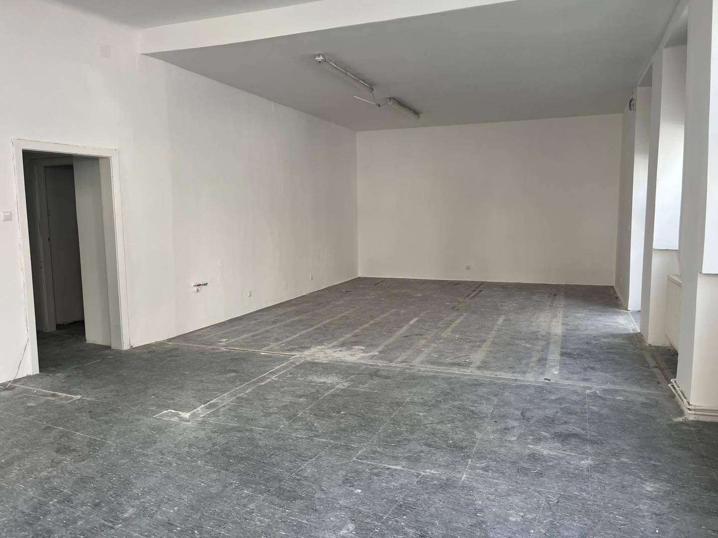 Corner space with visibility and flexible use and de_placeholder_placeholder