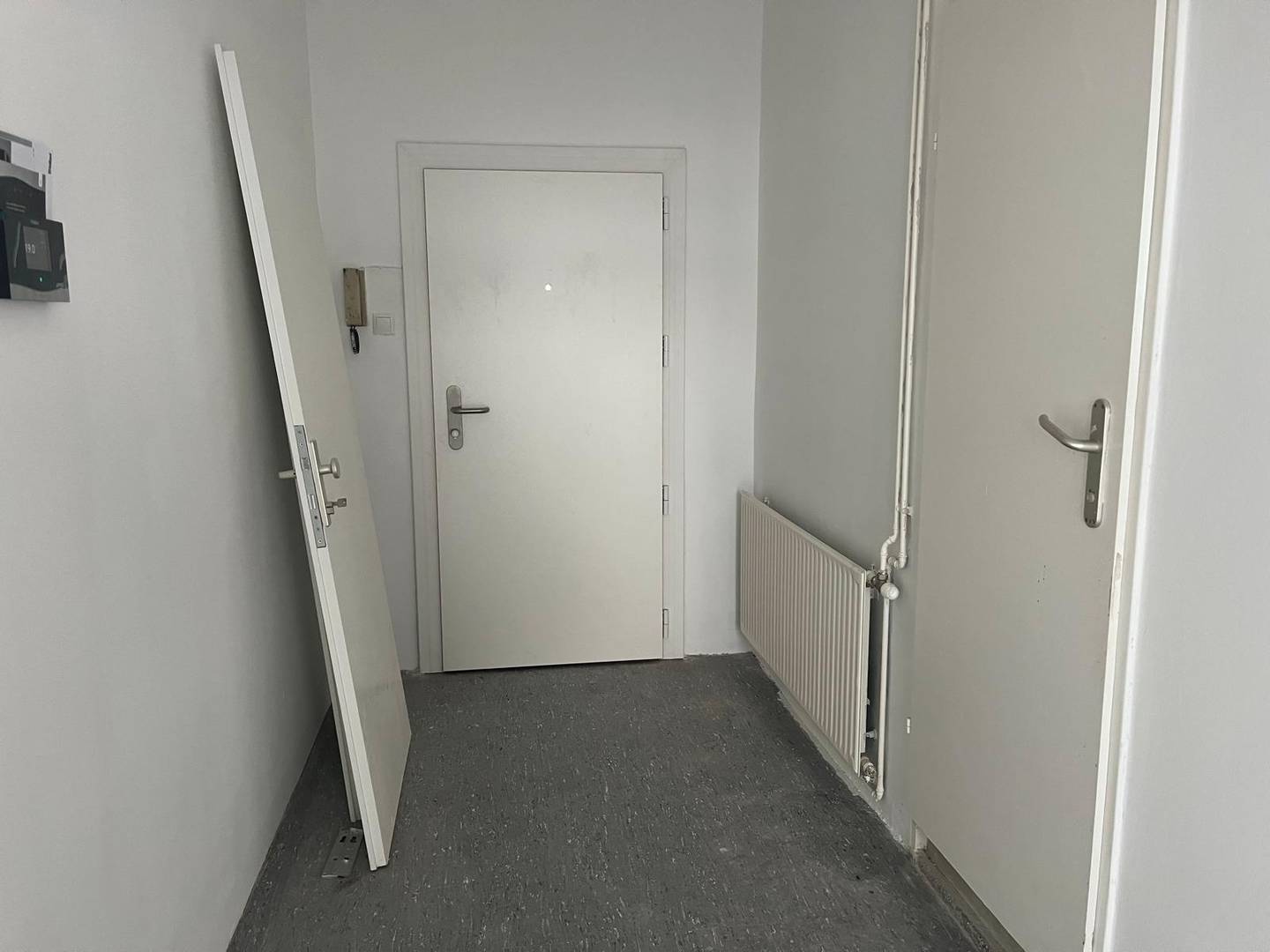 Corner space with visibility and flexible use and de_placeholder_placeholder
