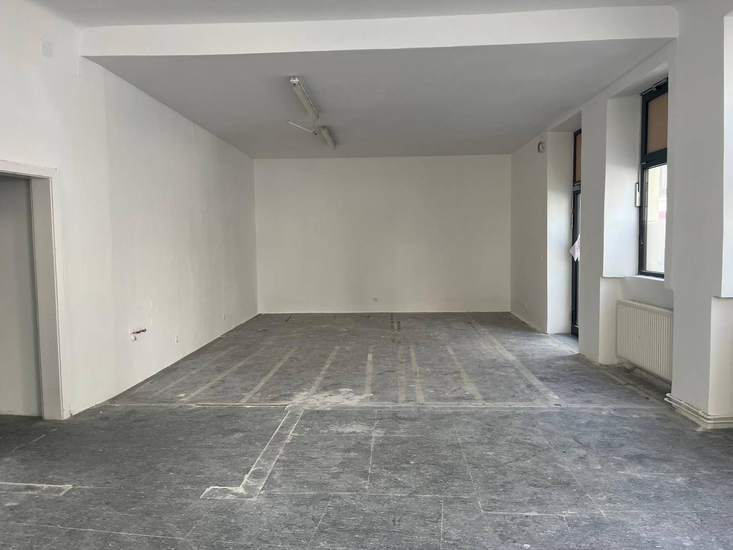 Corner space with visibility and flexible use and de_placeholder_placeholder