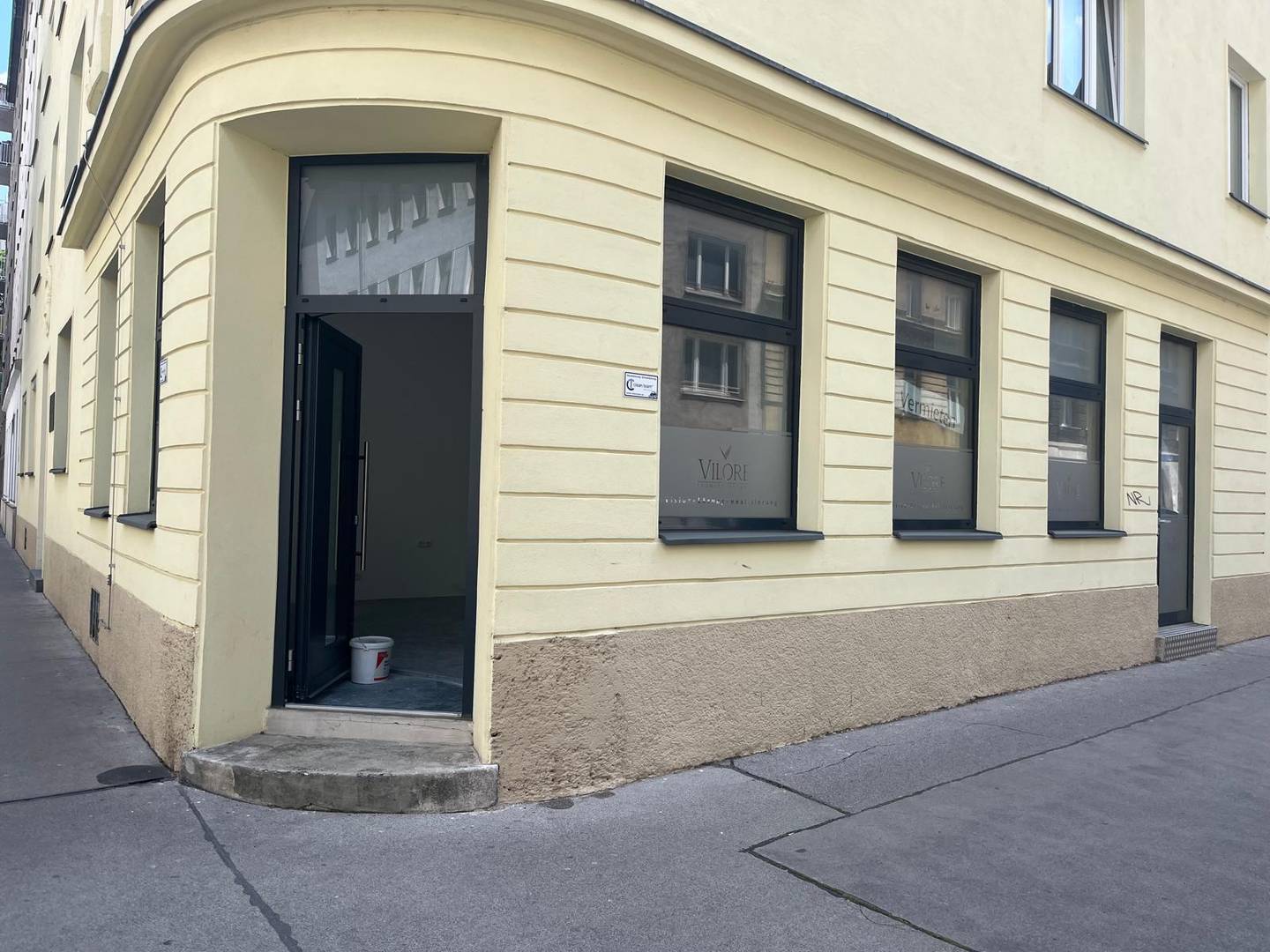 Corner space with visibility and flexible use and de_placeholder_placeholder