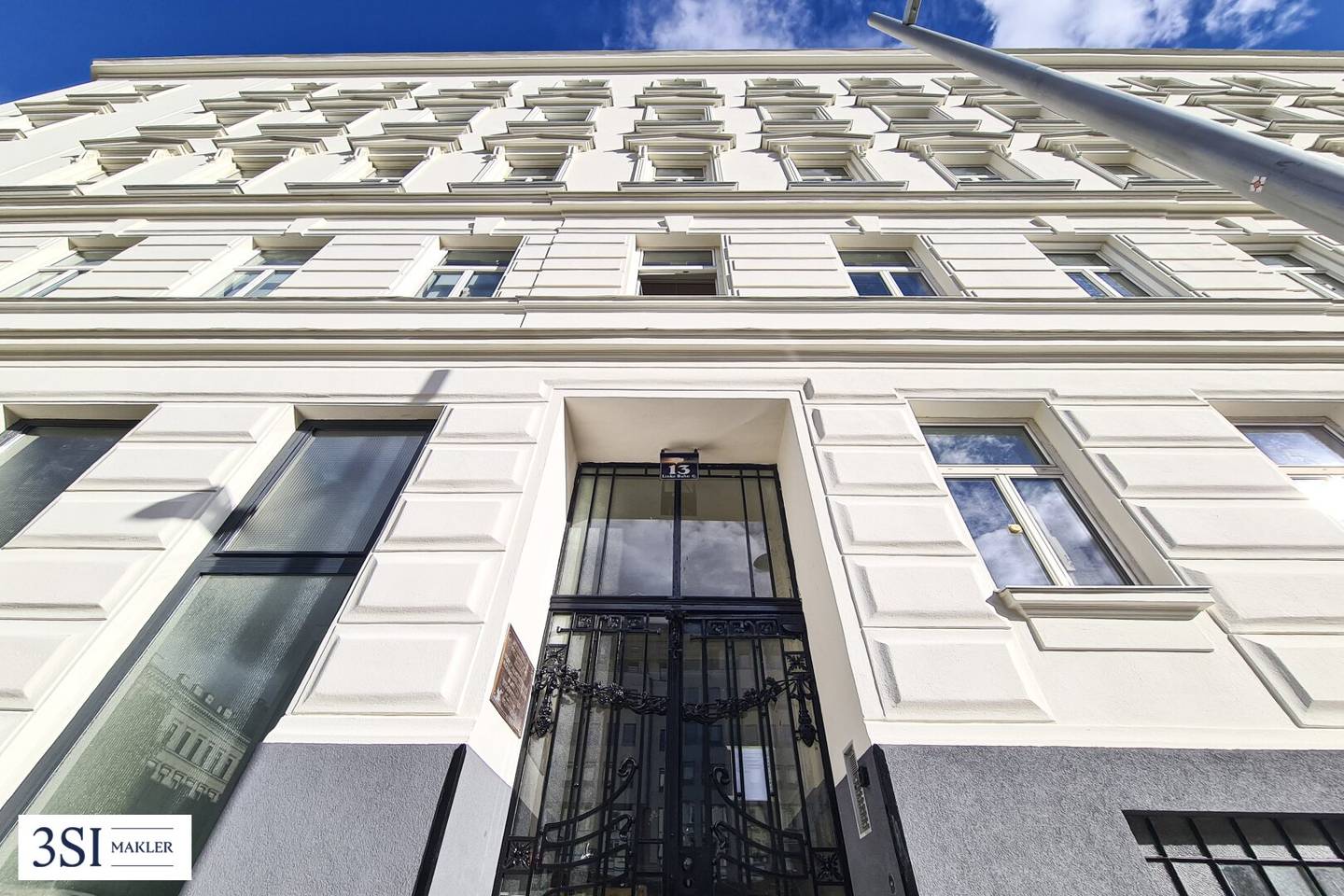 Wohnung Botschaftsviertel Balkon Sanierungsbedarf