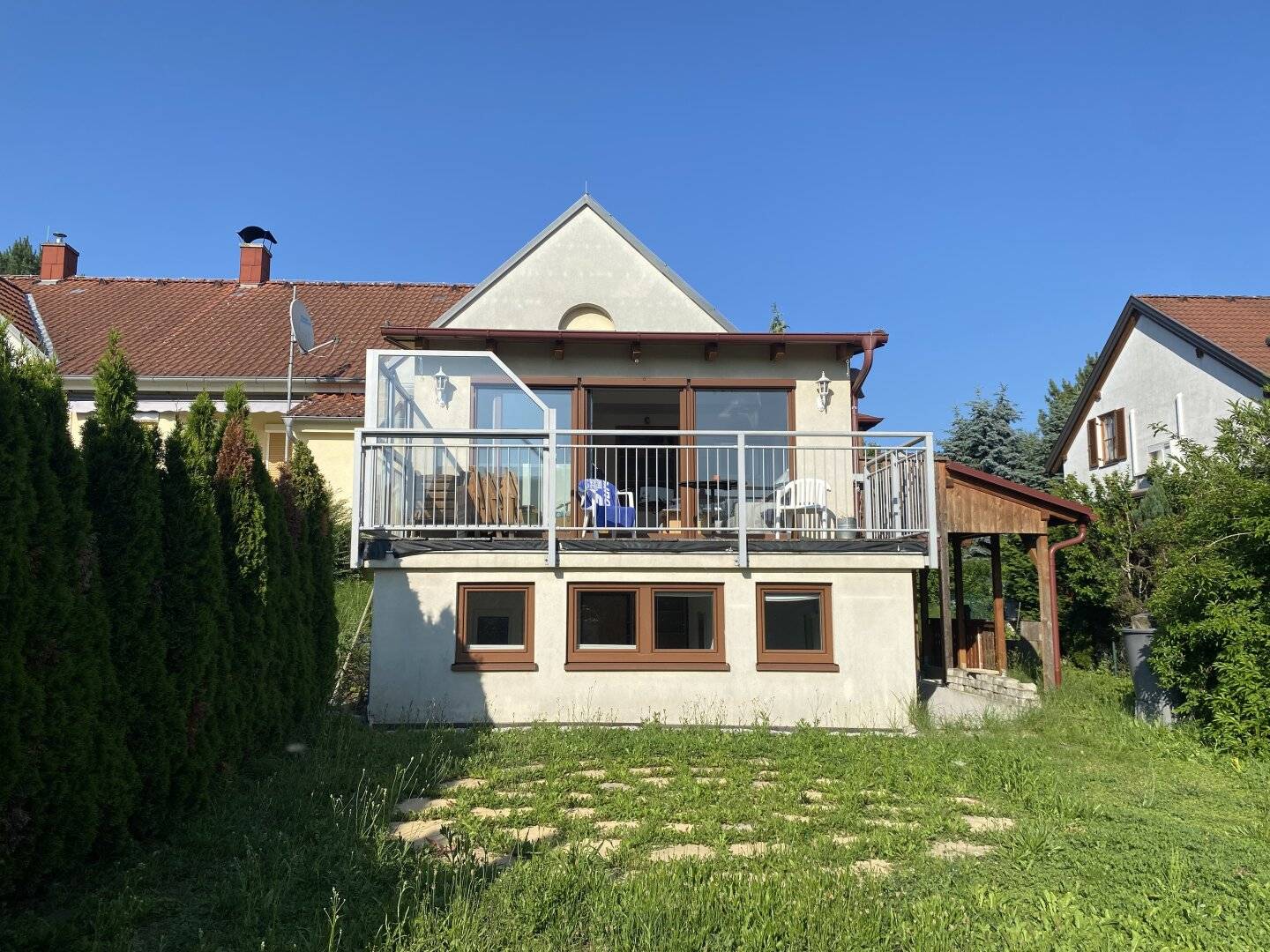 Wohnung mit Wintergarten und Gartenfläche