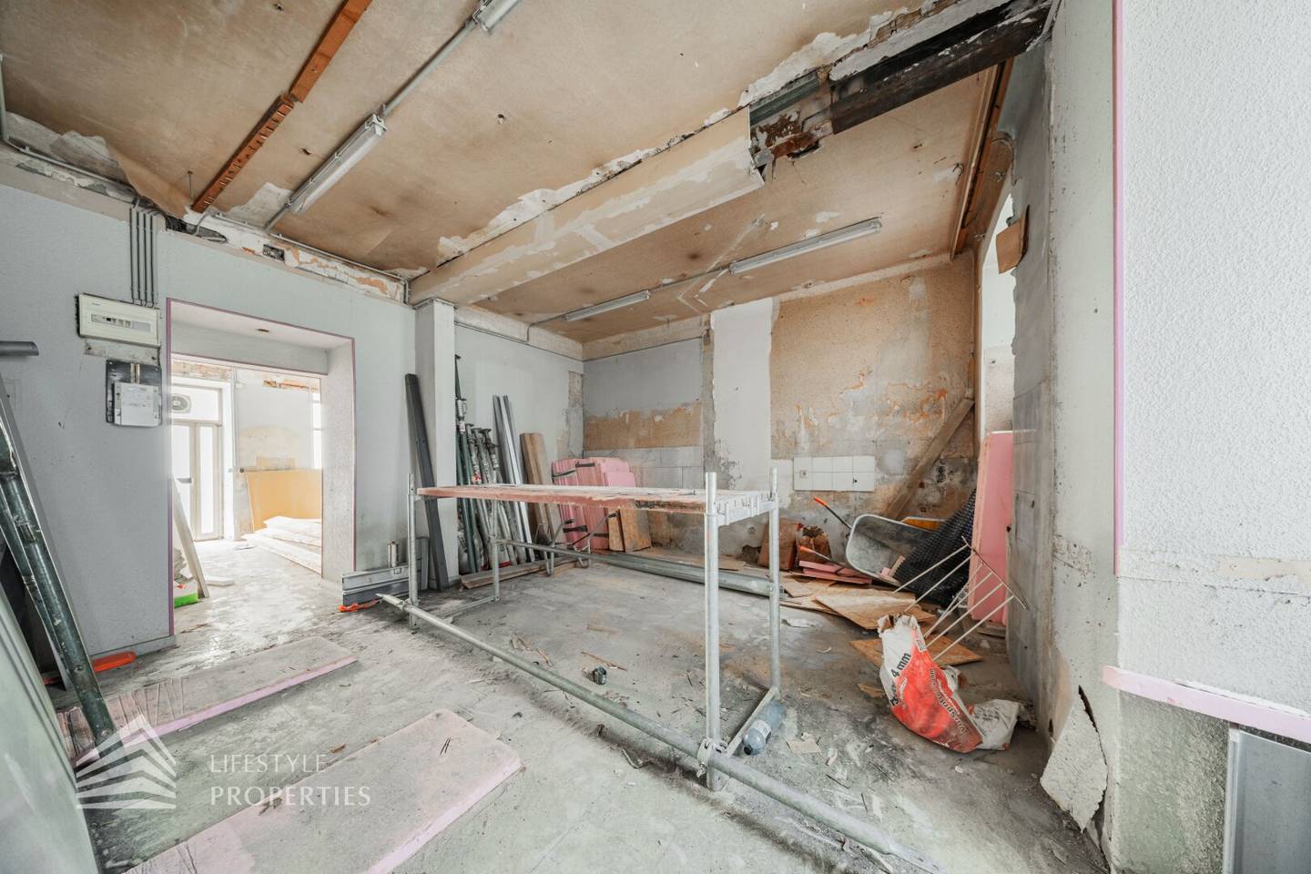 Commercial space in need of renovation, near Wiener Prater