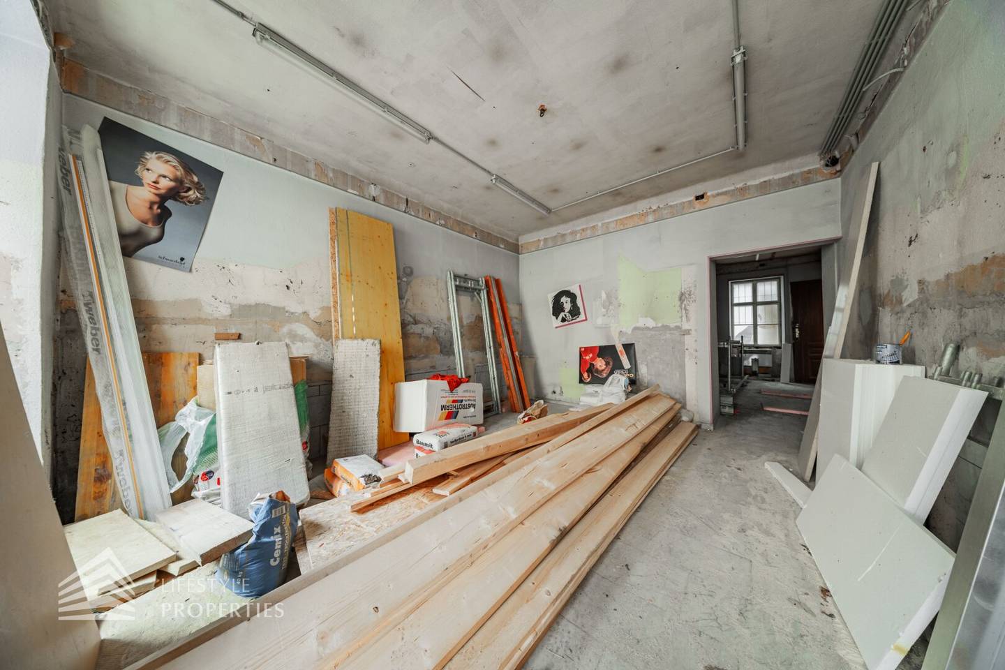 Commercial space in need of renovation, near Wiener Prater