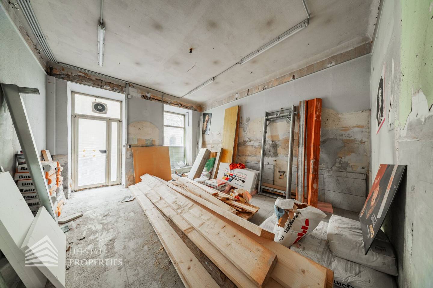 Commercial space in need of renovation, near Wiener Prater