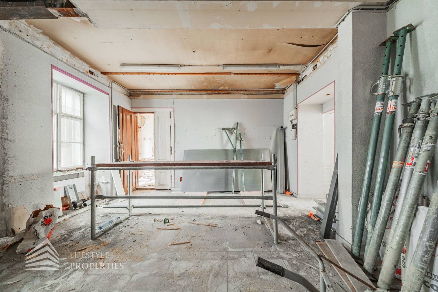 Commercial space in need of renovation, near Wiener Prater