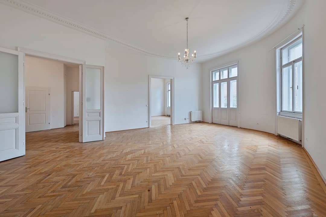 Bright historic apartment with balcony and park view in Alsergrund