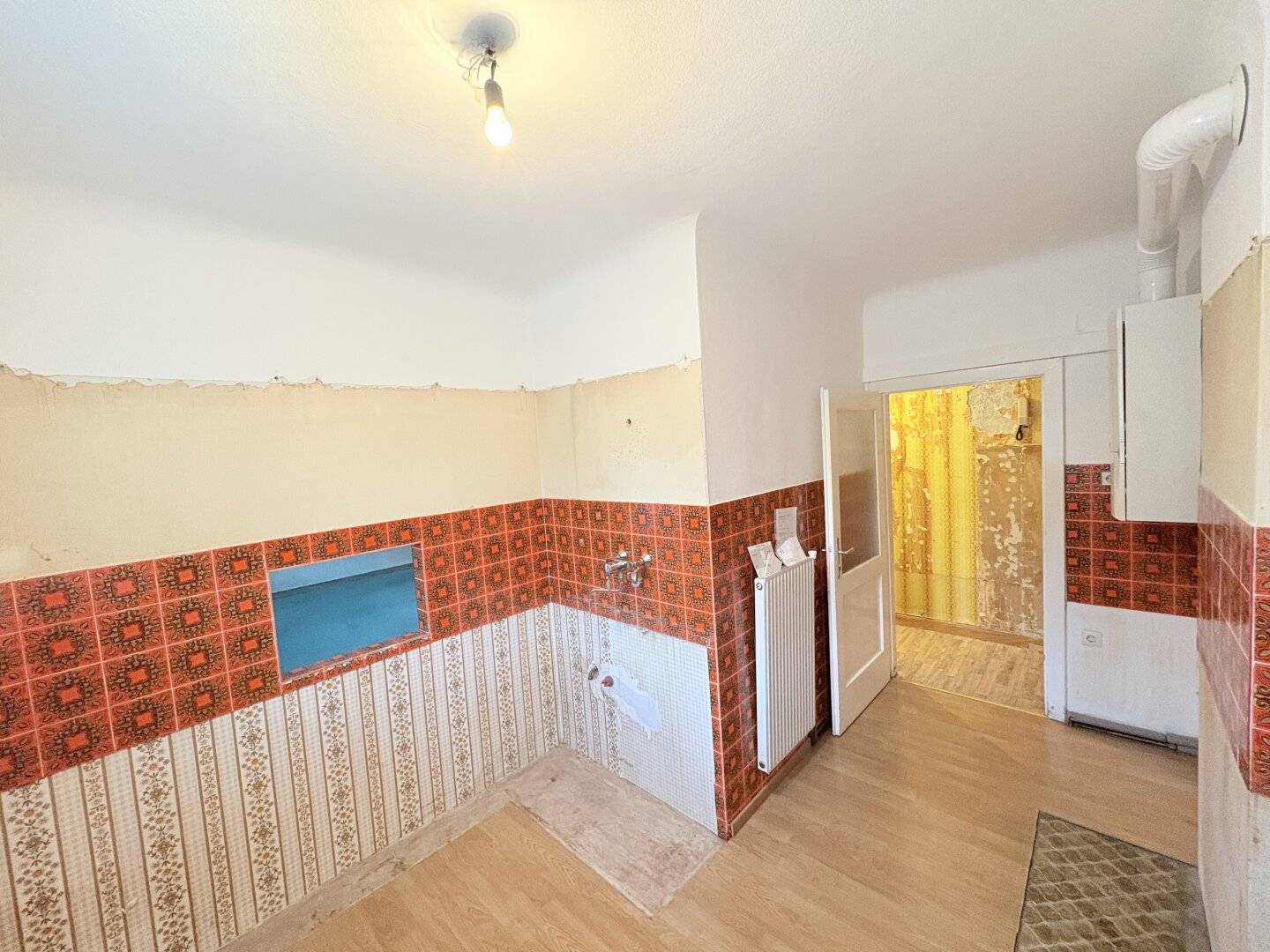 Sanierungsbedürftige 4-Zimmer Wohnung in perfekter Kombination aus Stadt und Land!