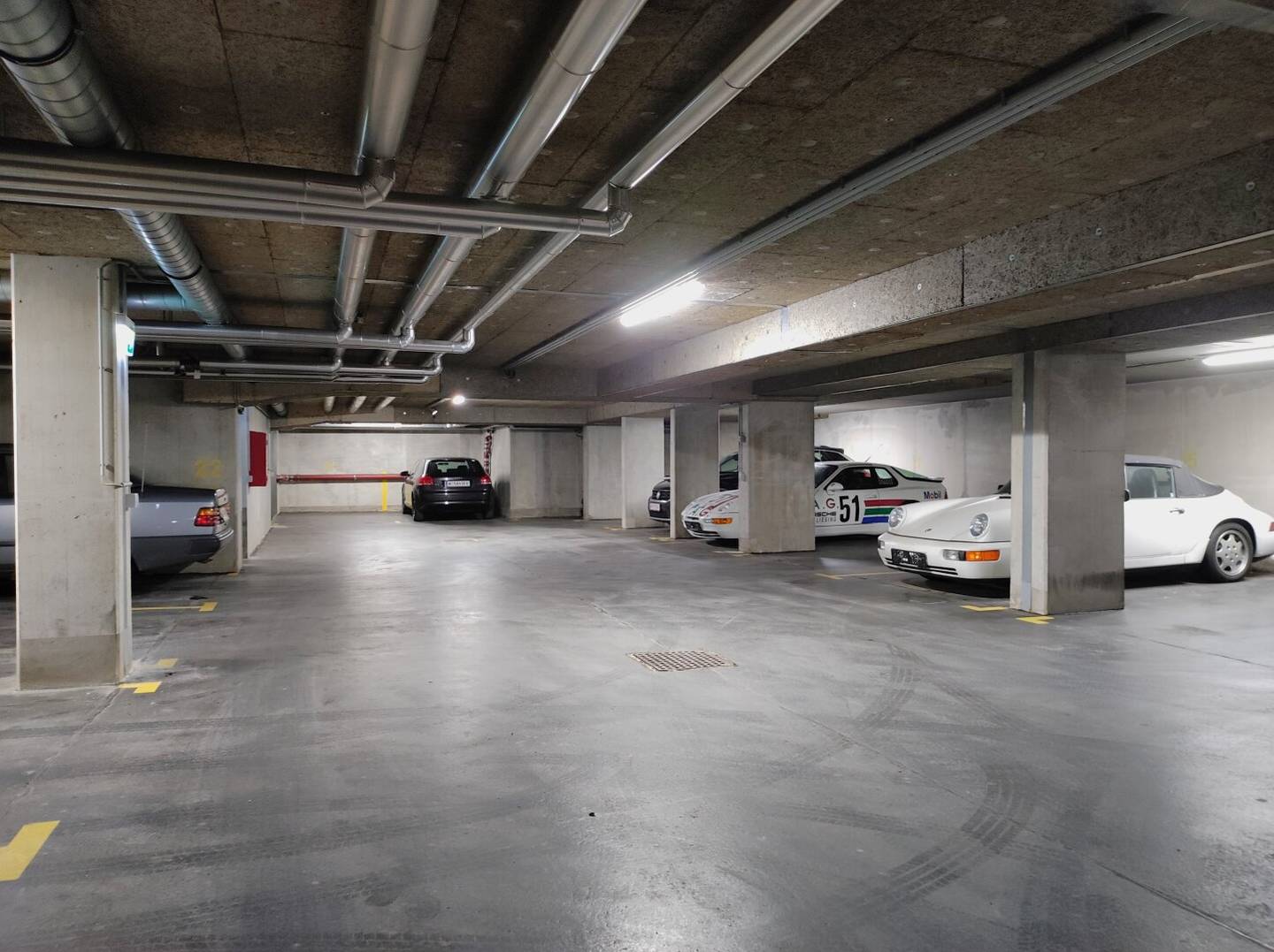 Garage parking space near U6 Siebenhirten