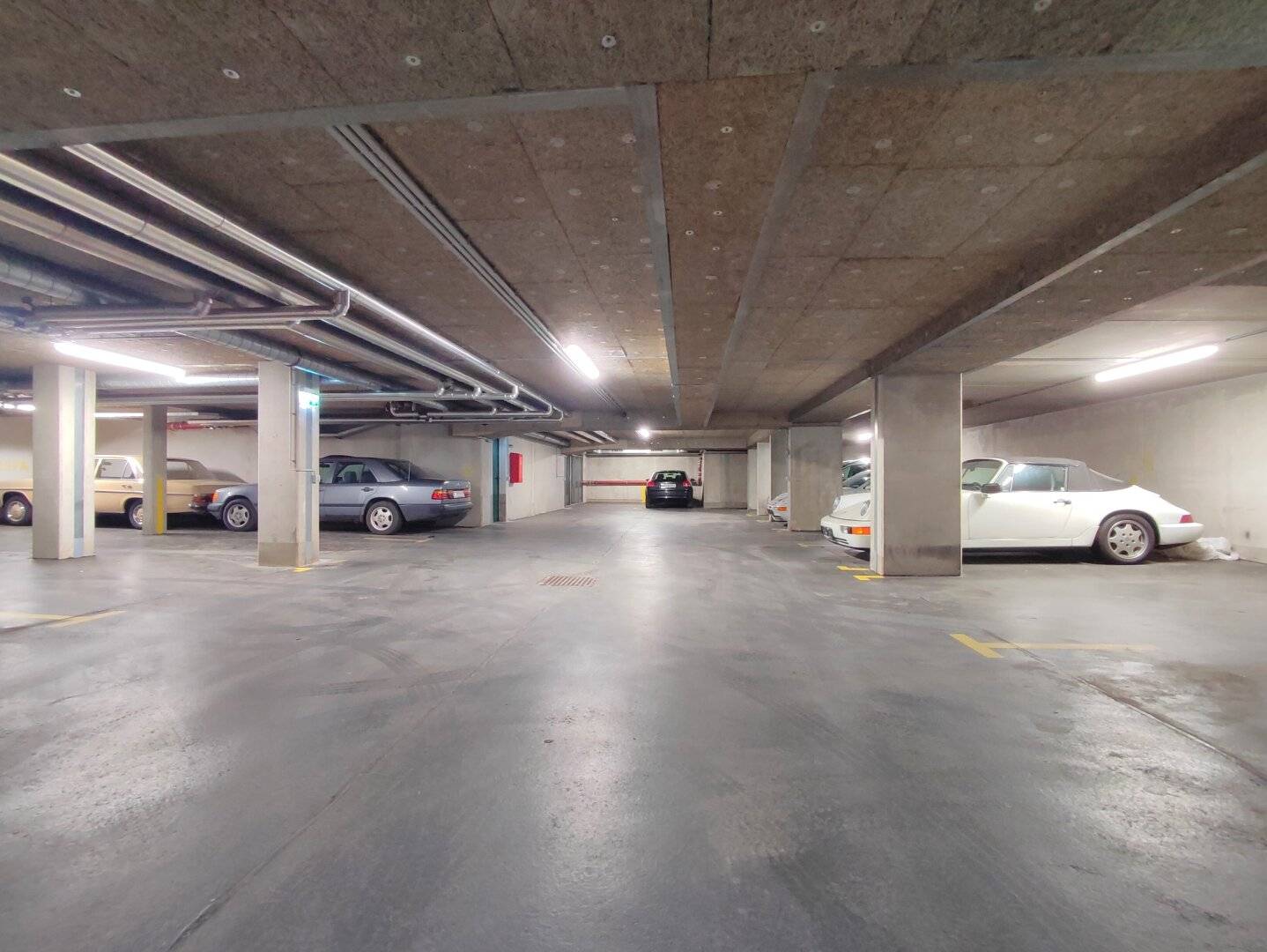Garage parking space near U6 Siebenhirten