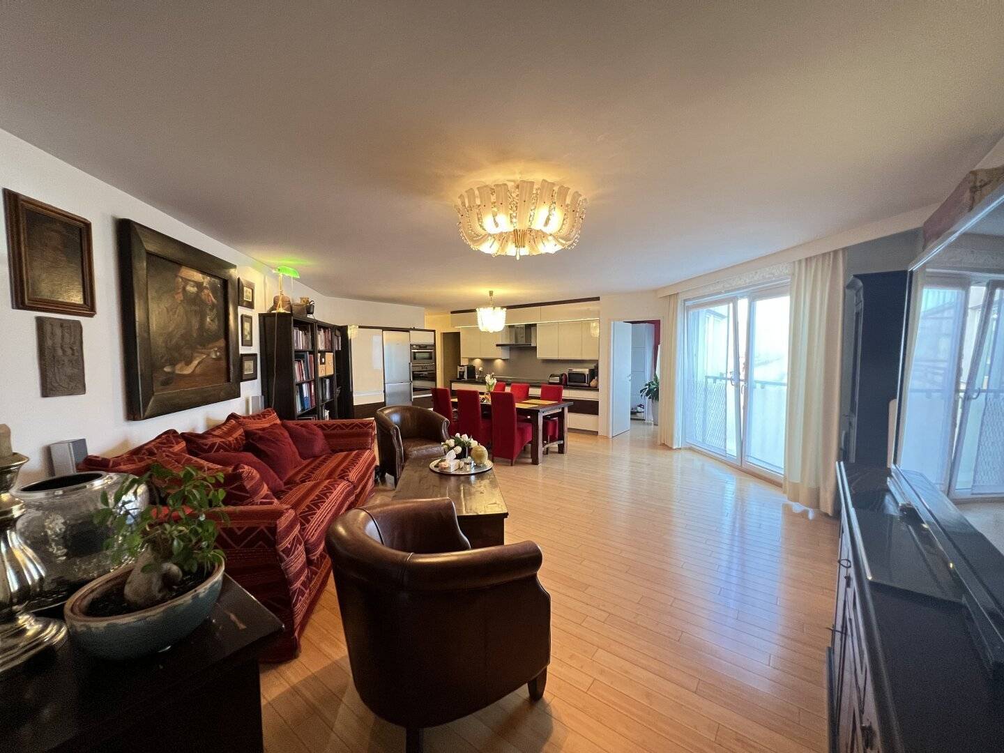 Attic apartment bright east facing near park