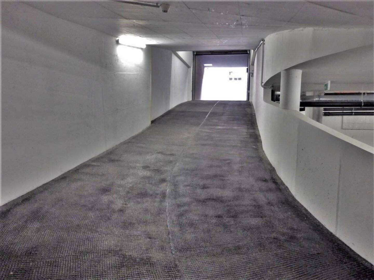 Garage parking space with good transport connections in Hernals