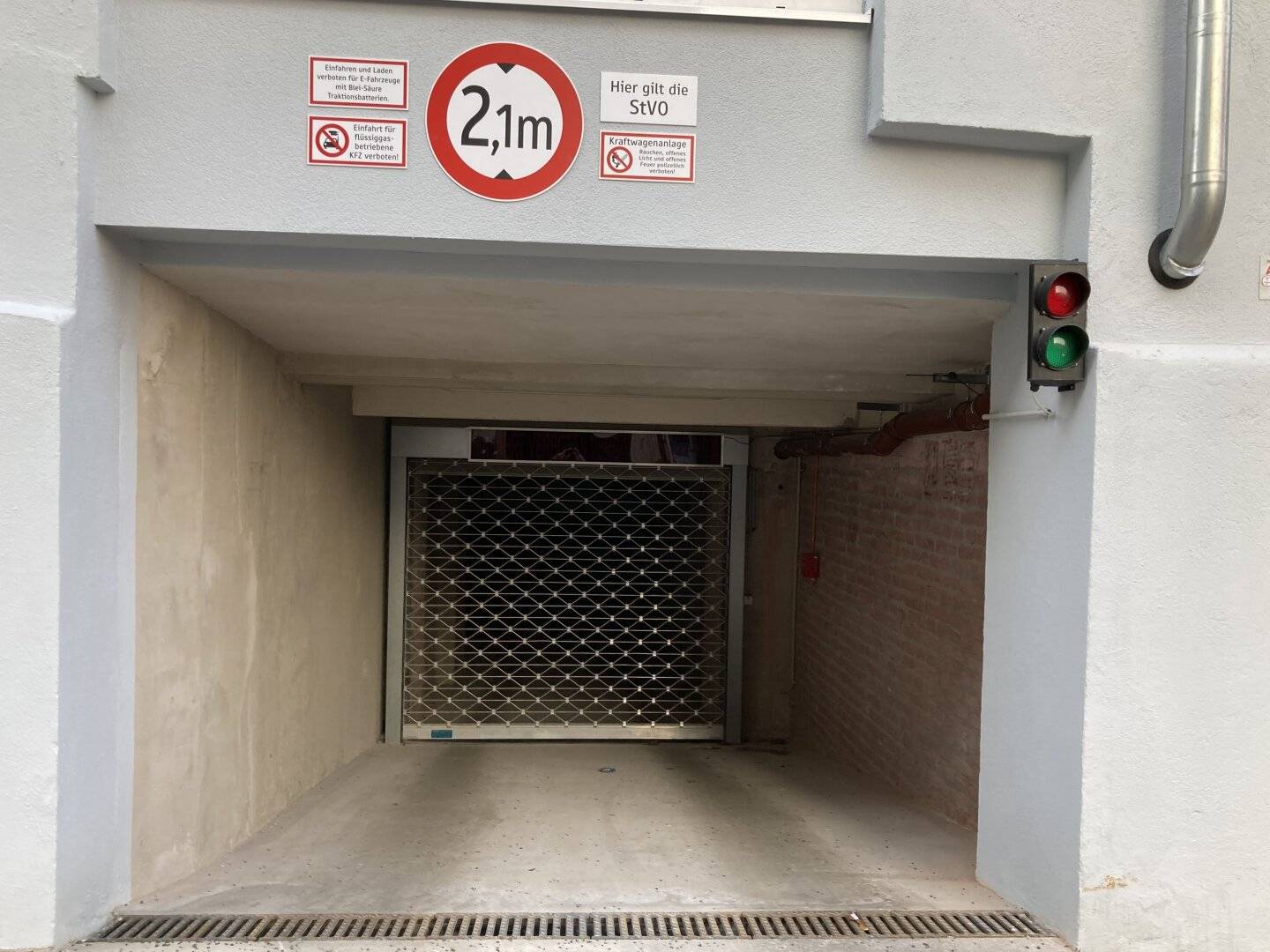 Garage parking space Roseggergasse / Rankgasse - Permanent rental! Entrance height 2.10 m! Near U3 Ottakring!
