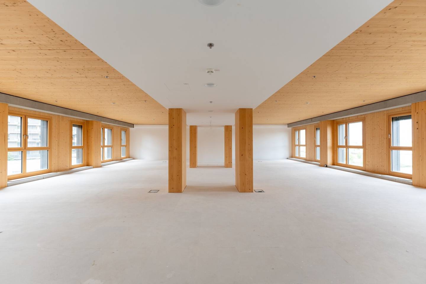 Office / Practice / Commercial spaces from 500 m² with lake view directly on the U2, individually designable Available now