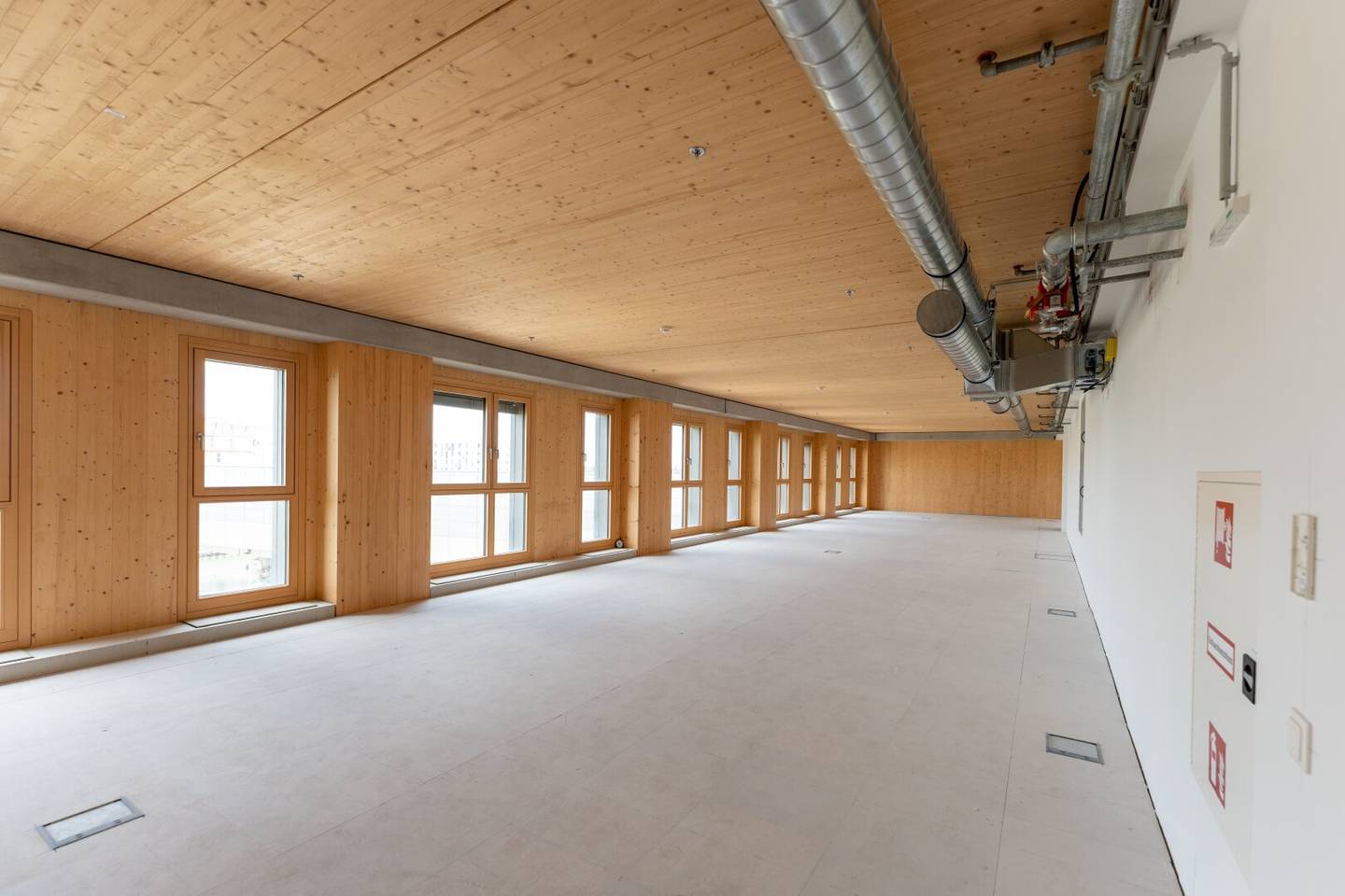 Office/Practice/Commercial spaces from 340 m² with lake view directly on the U2, customizable, available now
