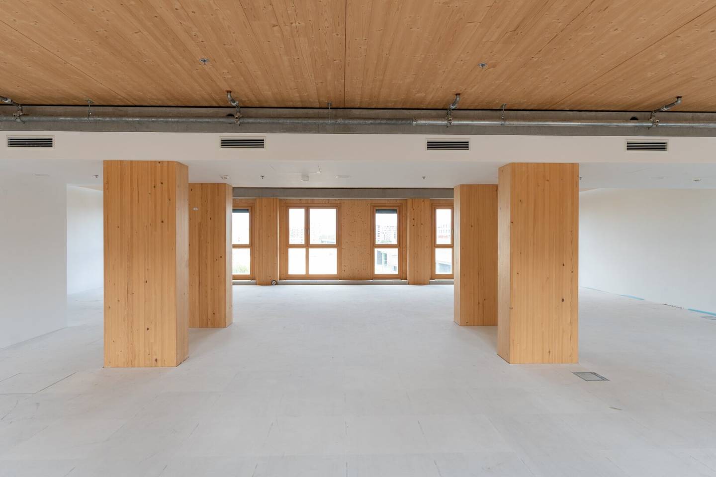 Office/Practice/Commercial spaces from 160 m² with lake view directly on the U2 customizable Available now