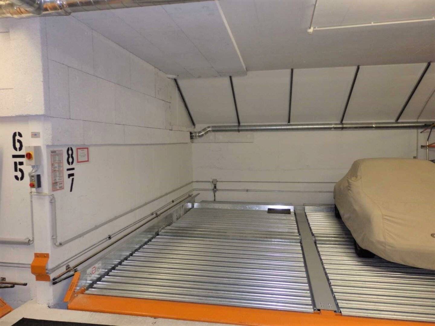 Garage parking space with good transport connections in Hernals